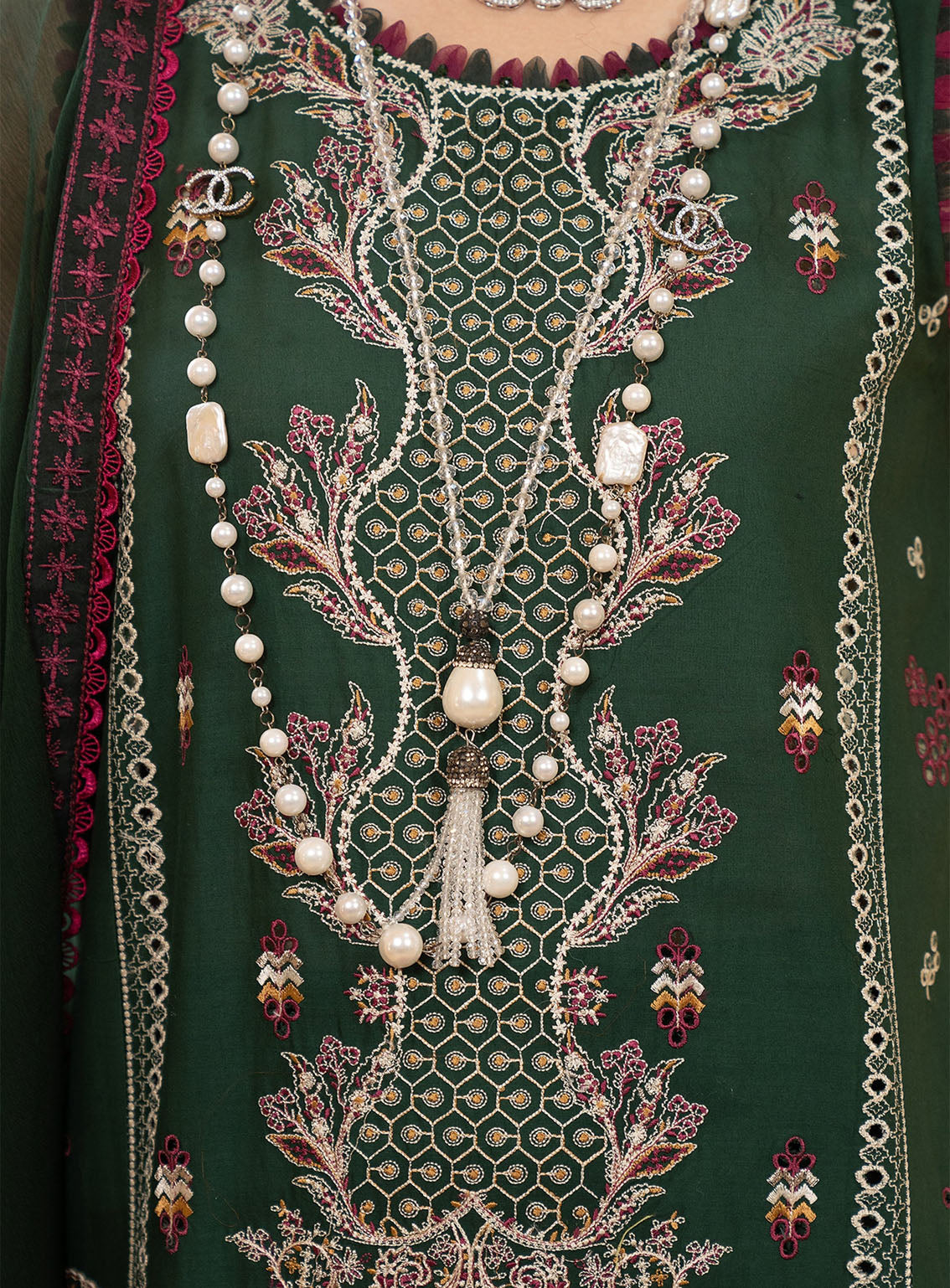 HemStitch Luxury Embroidered Lawn 3 Piece Unstitched Suit HS24LL D-01 BOTTLE GREEN HemStitch Luxury Embroidered Lawn 3 Piece Unstitched Suit HS24LL D-01 BOTTLE GREEN