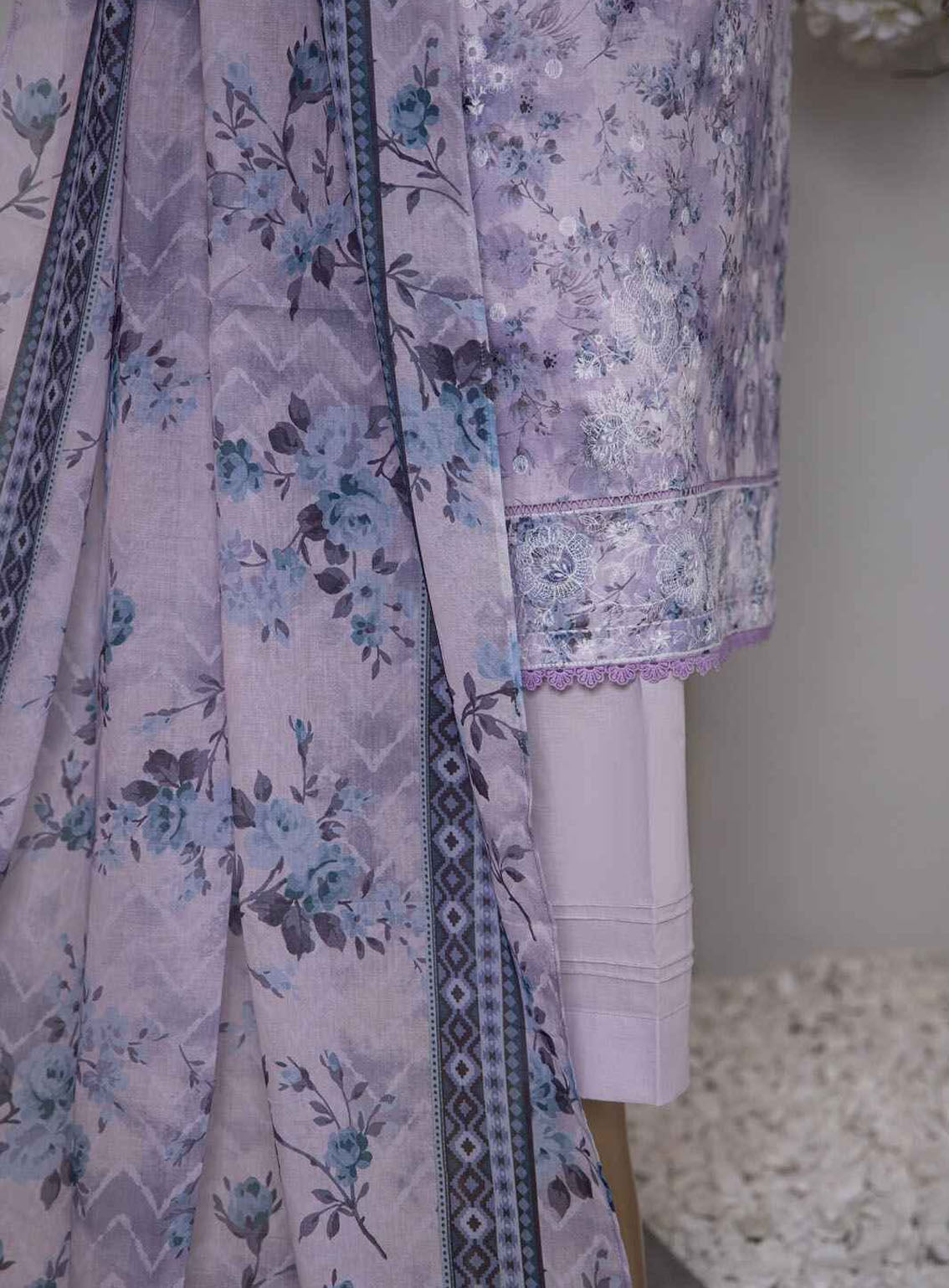 HZ Premium Dhagakari Embroidered Lawn 3 Piece Unstitched Suit HZ24PD D-809 HZ Premium Dhagakari Embroidered Lawn 3 Piece Unstitched Suit HZ24PD D-809