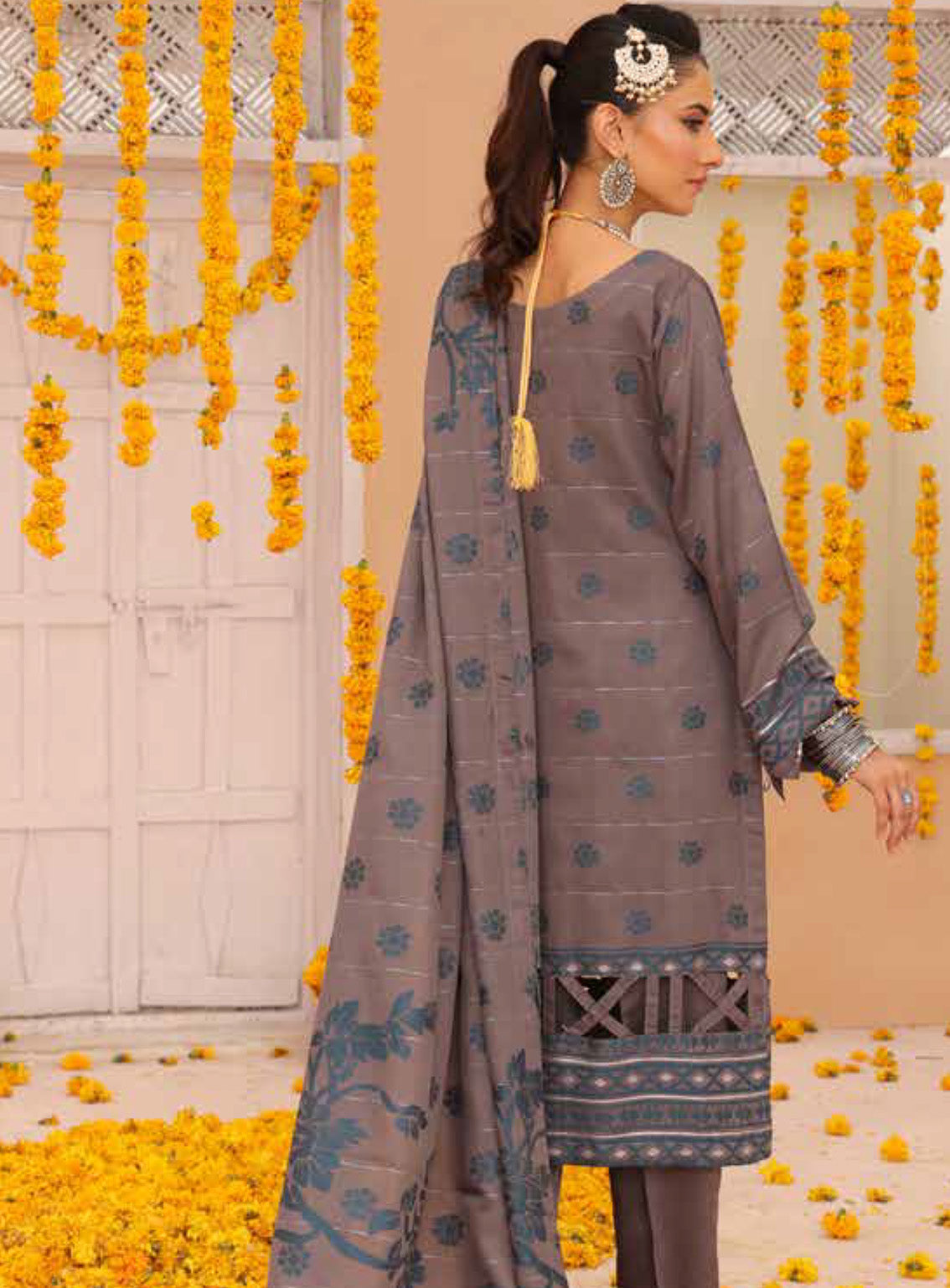 Inayat By Schick Zari Embroidered Viscose 3 Piece Unstitched Suit SDH24I D-02 Inayat By Schick Zari Embroidered Viscose 3 Piece Unstitched Suit SDH24I D-02