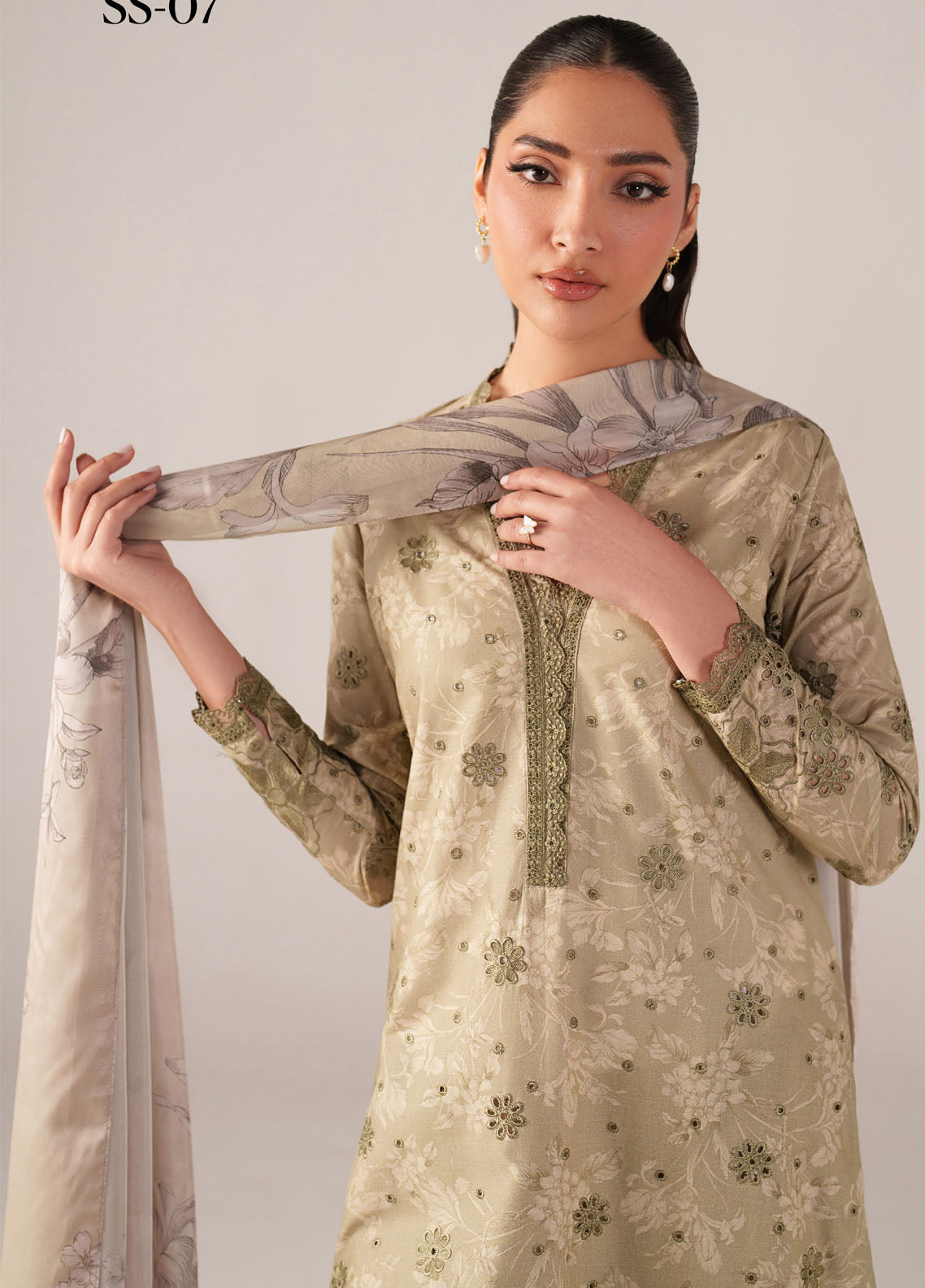 Iznik Embroidered Lawn 3 Piece Unstitched Suit IZ26SS D-SS-07 Iznik Embroidered Lawn 3 Piece Unstitched Suit IZ26SS D-SS-07