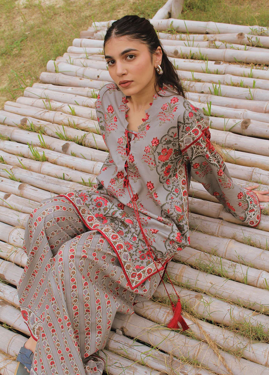 Joolie Prints By Saira Rizwan  Printed Cambric 3 Piece Unstitched Suit SR25JP D-03 SILVER LINING Joolie Prints By Saira Rizwan  Printed Cambric 3 Piece Unstitched Suit SR25JP D-03 SILVER LINING