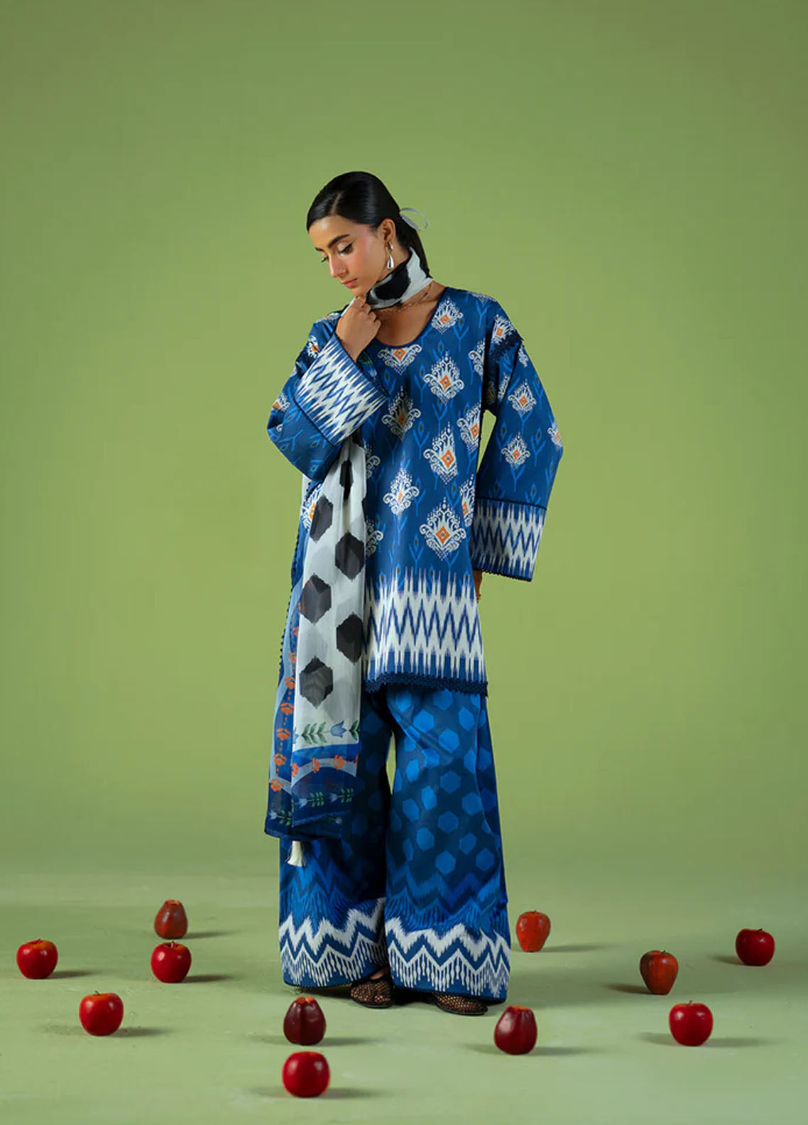 Joolie Prints By Saira Rizwan  Printed Cambric 3 Piece Unstitched Suit SR25JP D-09 CITY BLOOM Joolie Prints By Saira Rizwan  Printed Cambric 3 Piece Unstitched Suit SR25JP D-09 CITY BLOOM