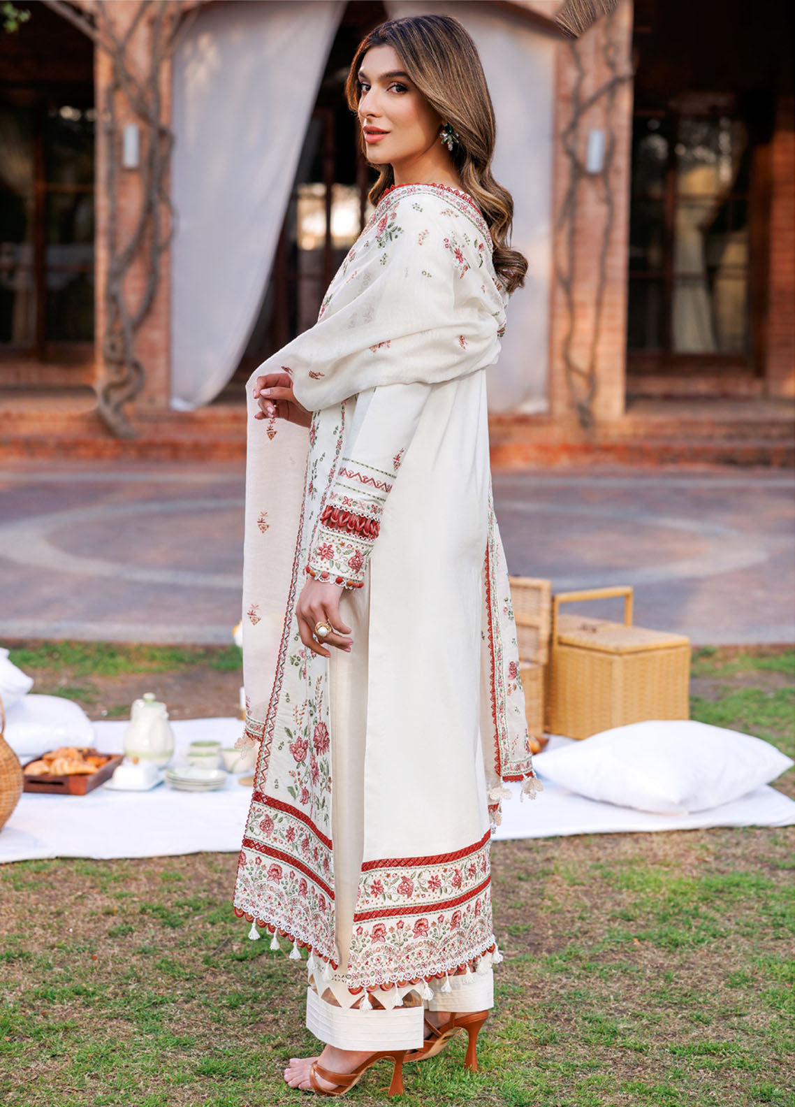 Kaavish By Farasha Eid Festive Embroidered Lawn 3 Piece Unstitched Suit FSH24KEFL D-06 SURREAL WHITE Kaavish By Farasha Eid Festive Embroidered Lawn 3 Piece Unstitched Suit FSH24KEFL D-06 SURREAL WHITE