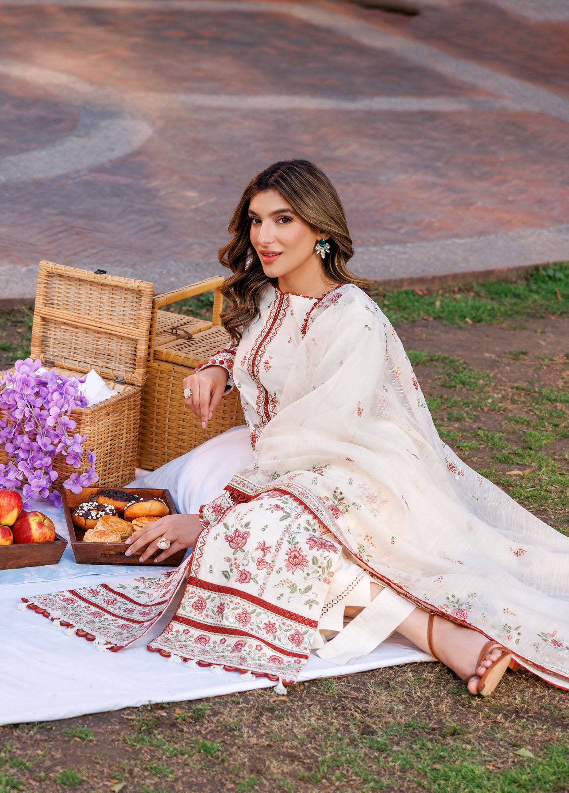 Kaavish By Farasha Eid Festive Embroidered Lawn 3 Piece Unstitched Suit FSH24KEFL D-06 SURREAL WHITE Kaavish By Farasha Eid Festive Embroidered Lawn 3 Piece Unstitched Suit FSH24KEFL D-06 SURREAL WHITE