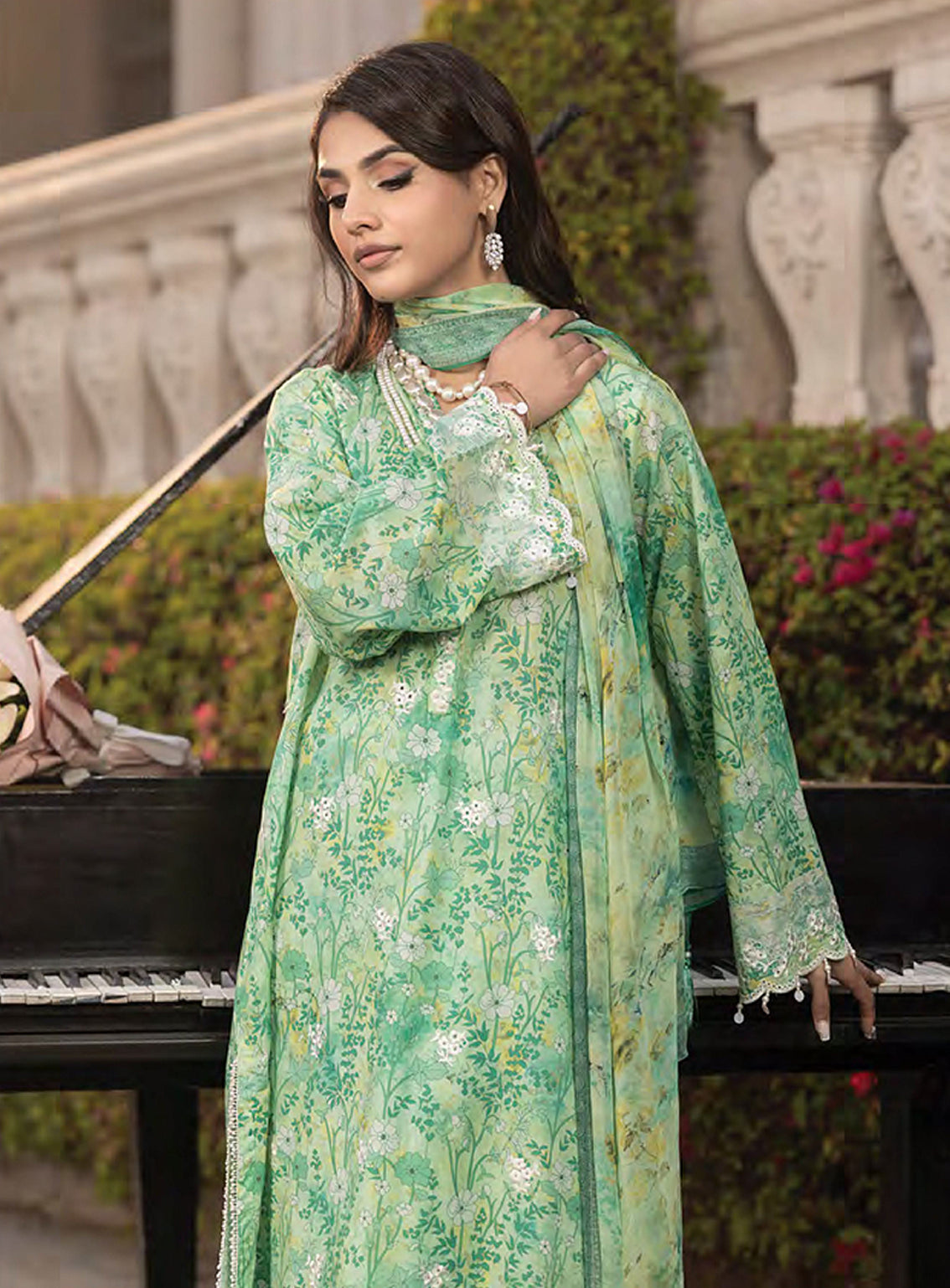 Komal By LSM Lakhany Embroidered Lawn 3 Piece Unstitched Suit LSM25KEL LG-MM-0255 Komal By LSM Lakhany Embroidered Lawn 3 Piece Unstitched Suit LSM25KEL LG-MM-0255