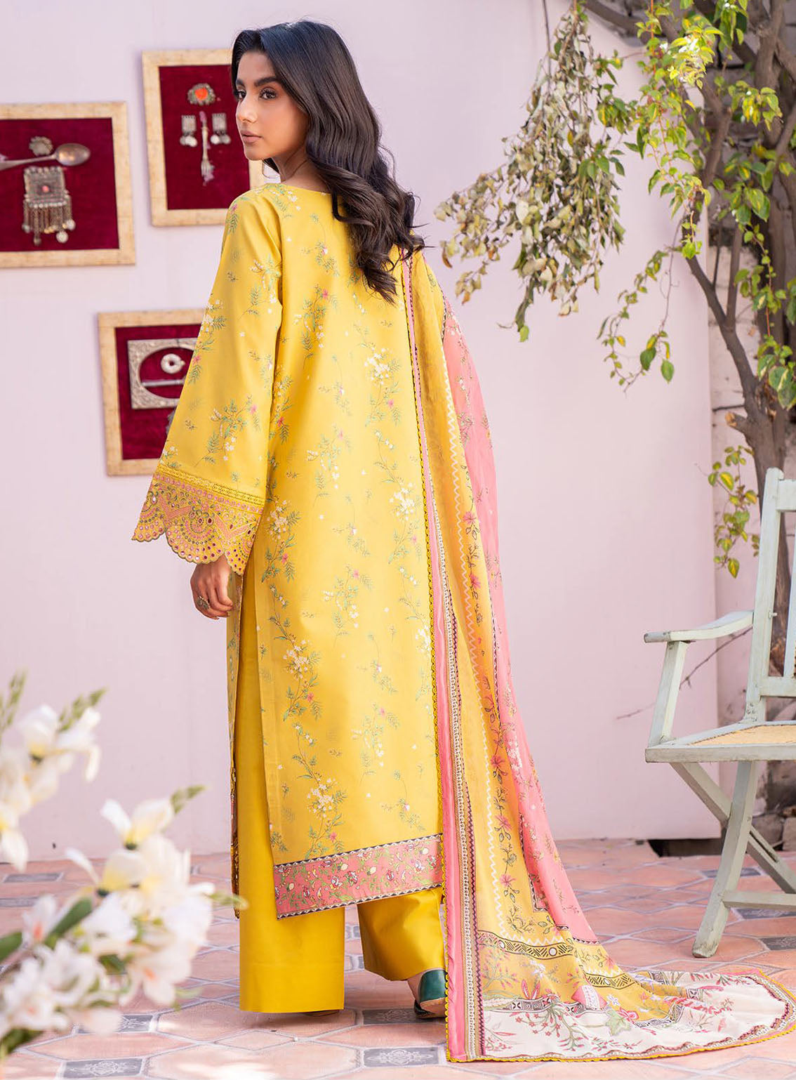 Lamhay By Bin Ilyas Luxury Embroidered Lawn 3 Piece Unstitched Suit BI24LLEL D-101 Lamhay By Bin Ilyas Luxury Embroidered Lawn 3 Piece Unstitched Suit BI24LLEL D-101