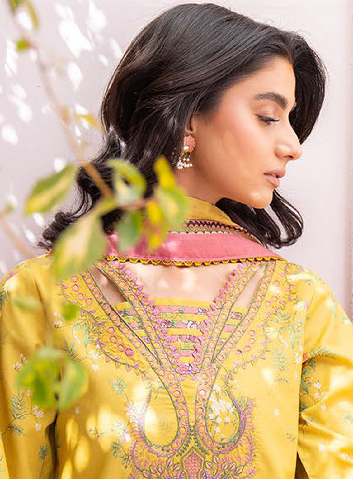 Lamhay By Bin Ilyas Luxury Embroidered Lawn 3 Piece Unstitched Suit BI24LLEL D-101 Lamhay By Bin Ilyas Luxury Embroidered Lawn 3 Piece Unstitched Suit BI24LLEL D-101