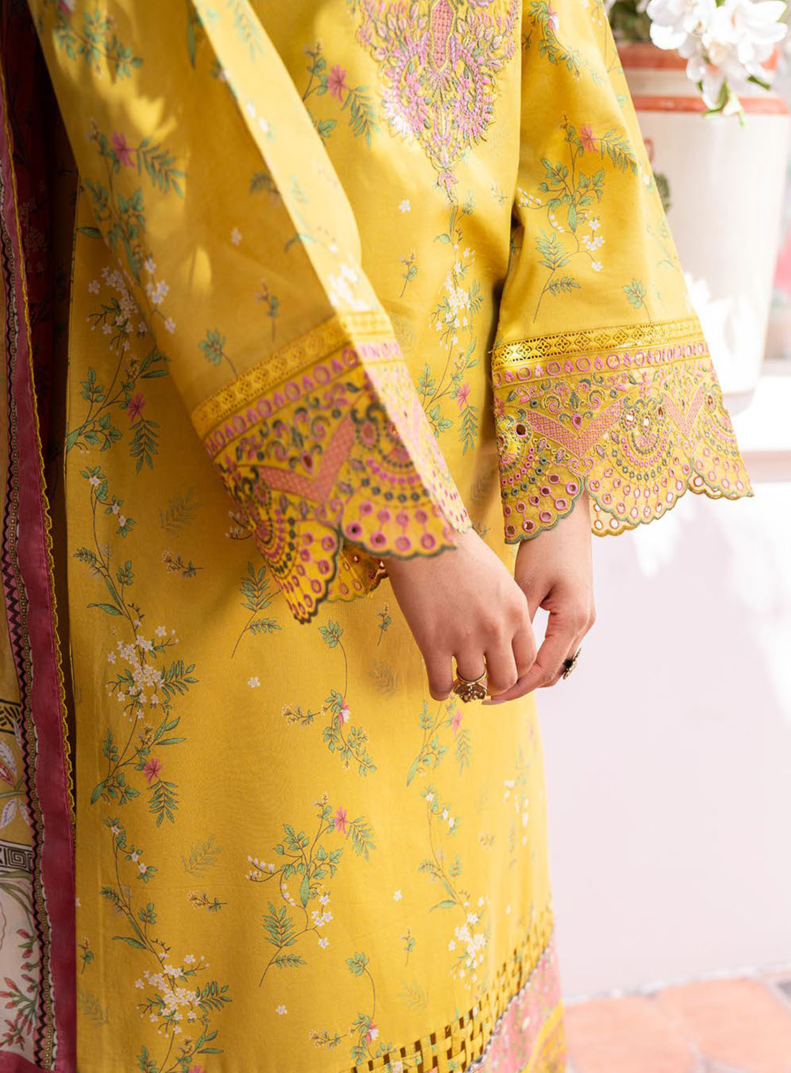 Lamhay By Bin Ilyas Luxury Embroidered Lawn 3 Piece Unstitched Suit BI24LLEL D-101 Lamhay By Bin Ilyas Luxury Embroidered Lawn 3 Piece Unstitched Suit BI24LLEL D-101