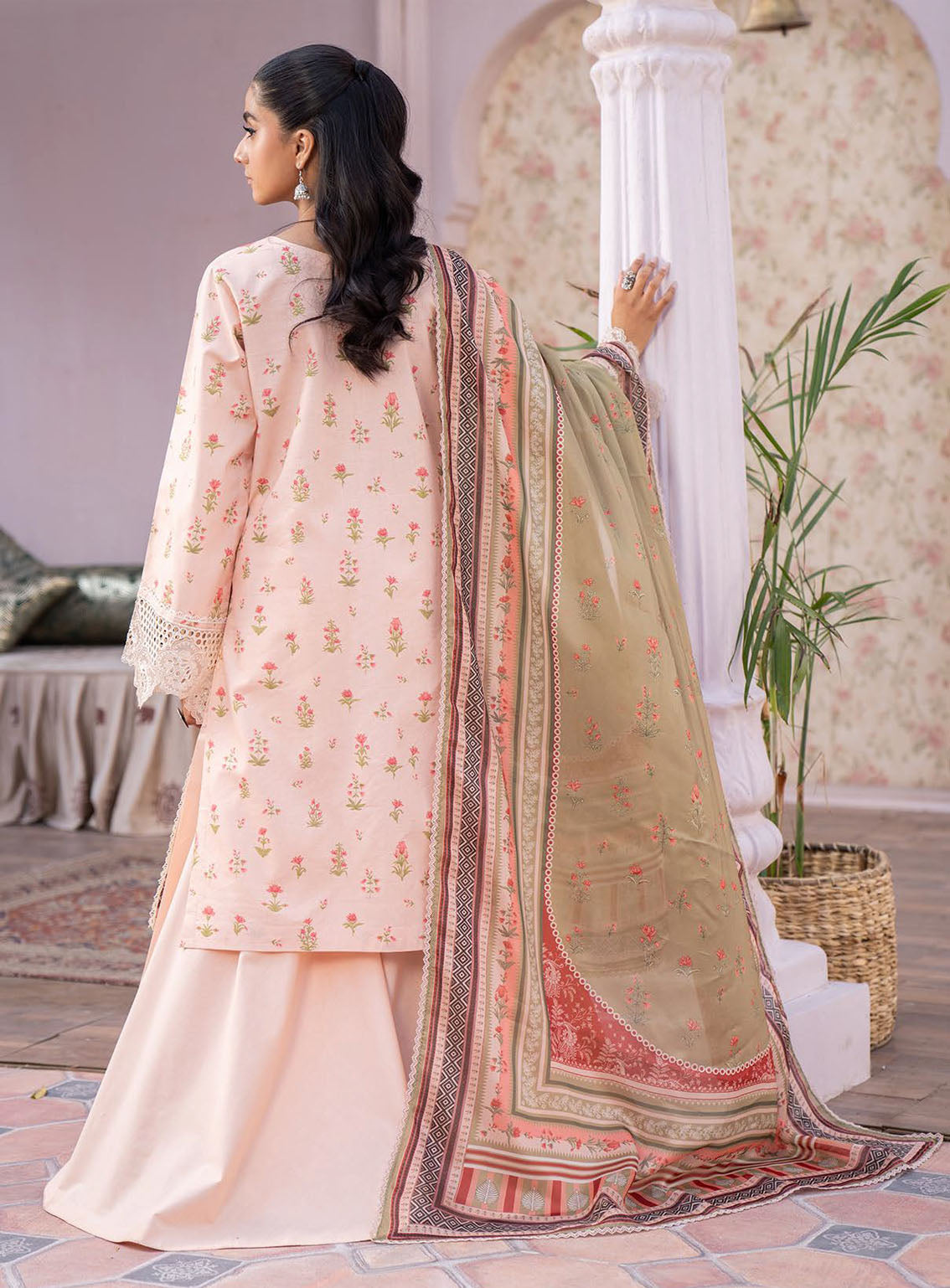 Lamhay By Bin Ilyas Luxury Embroidered Lawn 3 Piece Unstitched Suit BI24LLEL D-102 Lamhay By Bin Ilyas Luxury Embroidered Lawn 3 Piece Unstitched Suit BI24LLEL D-102