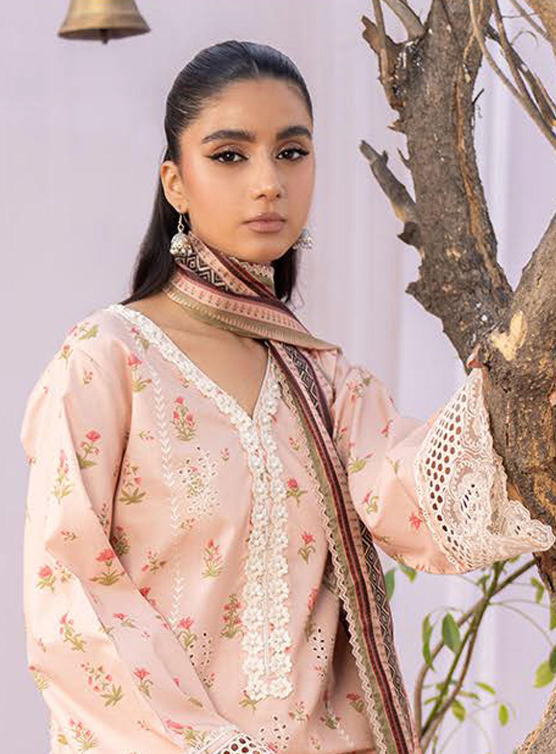 Lamhay By Bin Ilyas Luxury Embroidered Lawn 3 Piece Unstitched Suit BI24LLEL D-102 Lamhay By Bin Ilyas Luxury Embroidered Lawn 3 Piece Unstitched Suit BI24LLEL D-102