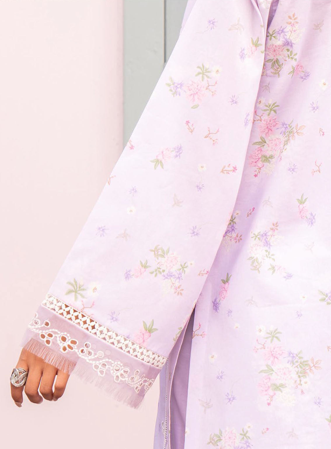 Lamhay By Bin Ilyas Luxury Embroidered Lawn 3 Piece Unstitched Suit BI24LLEL D-103 Lamhay By Bin Ilyas Luxury Embroidered Lawn 3 Piece Unstitched Suit BI24LLEL D-103