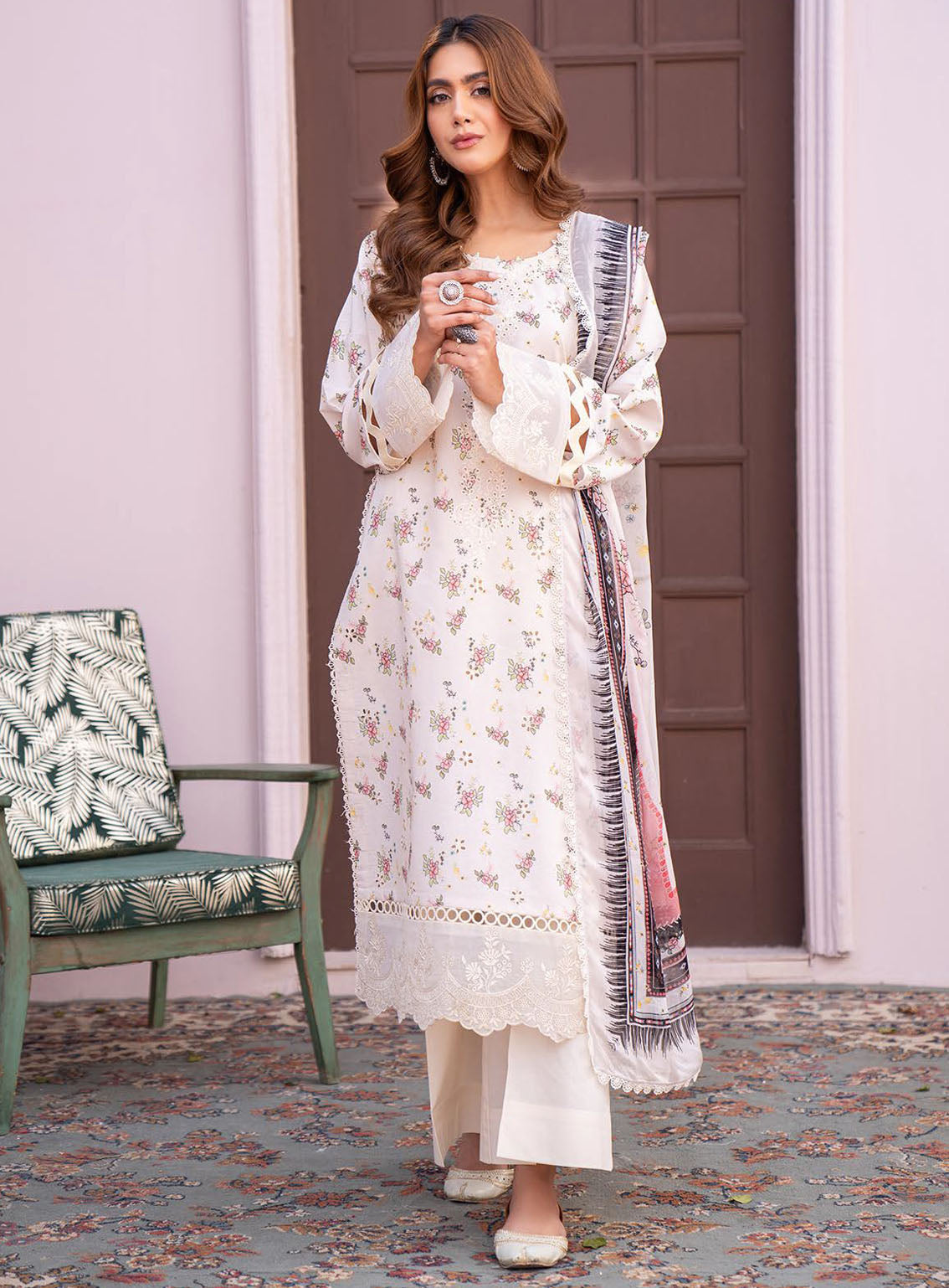 Lamhay By Bin Ilyas Luxury Embroidered Lawn 3 Piece Unstitched Suit BI24LLEL D-106 Lamhay By Bin Ilyas Luxury Embroidered Lawn 3 Piece Unstitched Suit BI24LLEL D-106