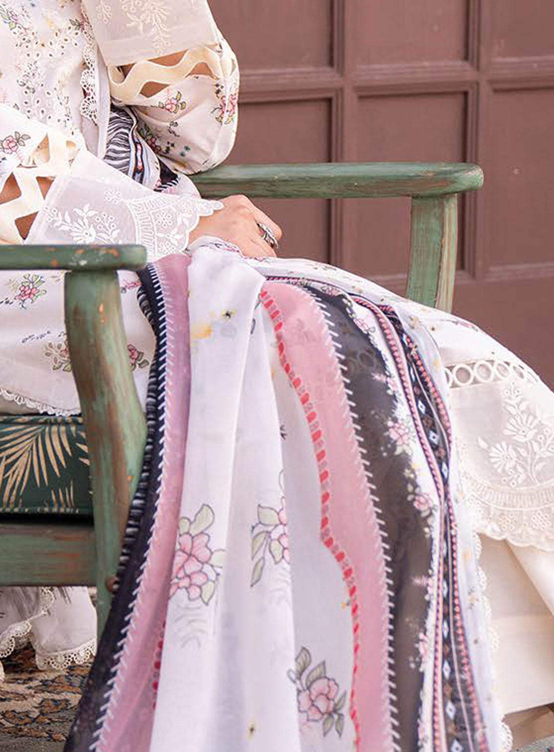 Lamhay By Bin Ilyas Luxury Embroidered Lawn 3 Piece Unstitched Suit BI24LLEL D-106 Lamhay By Bin Ilyas Luxury Embroidered Lawn 3 Piece Unstitched Suit BI24LLEL D-106