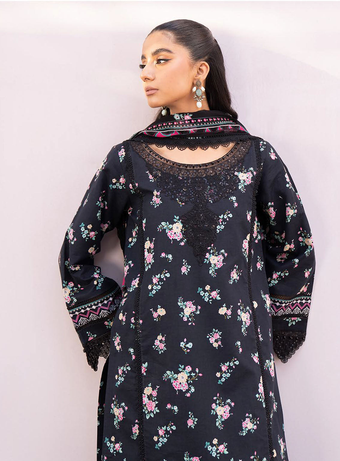 Lamhay By Bin Ilyas Luxury Embroidered Lawn 3 Piece Unstitched Suit BI24LLEL D-110 Lamhay By Bin Ilyas Luxury Embroidered Lawn 3 Piece Unstitched Suit BI24LLEL D-110