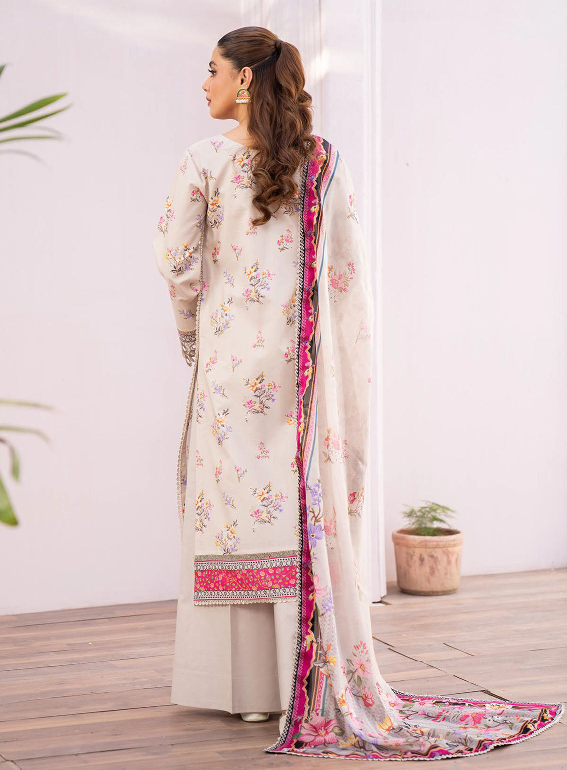 Lamhay By Bin Ilyas Luxury Embroidered Lawn 3 Piece Unstitched Suit BI24LLEL D-111 Lamhay By Bin Ilyas Luxury Embroidered Lawn 3 Piece Unstitched Suit BI24LLEL D-111