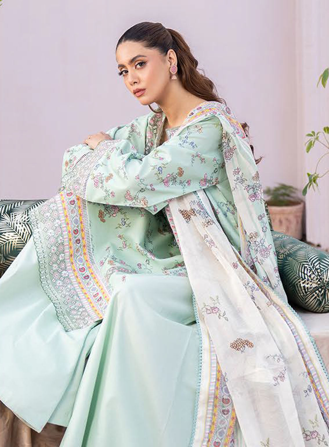 Lamhay By Bin Ilyas Luxury Embroidered Lawn 3 Piece Unstitched Suit BI24LLEL D-112 Lamhay By Bin Ilyas Luxury Embroidered Lawn 3 Piece Unstitched Suit BI24LLEL D-112