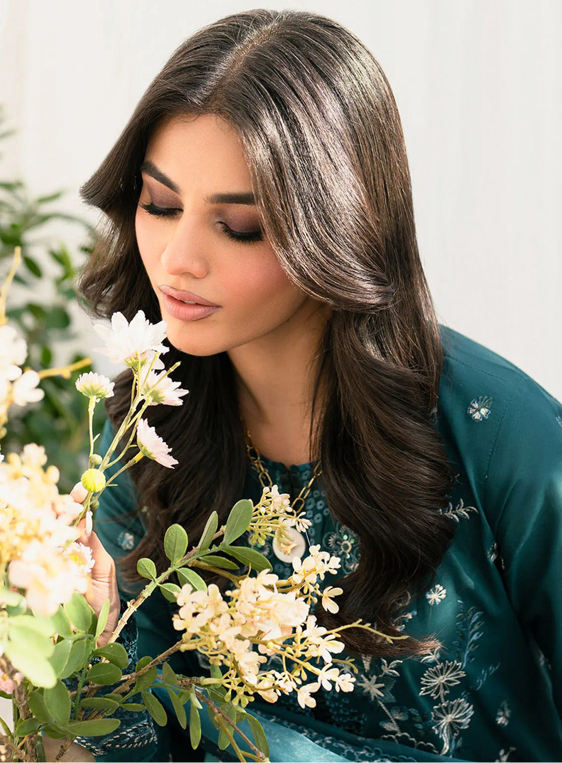 Lamhay By Zarif Embroidered Lawn 3 Piece Unstitched Suit ZF25LEL D-04 WARINA Lamhay By Zarif Embroidered Lawn 3 Piece Unstitched Suit ZF25LEL D-04 WARINA