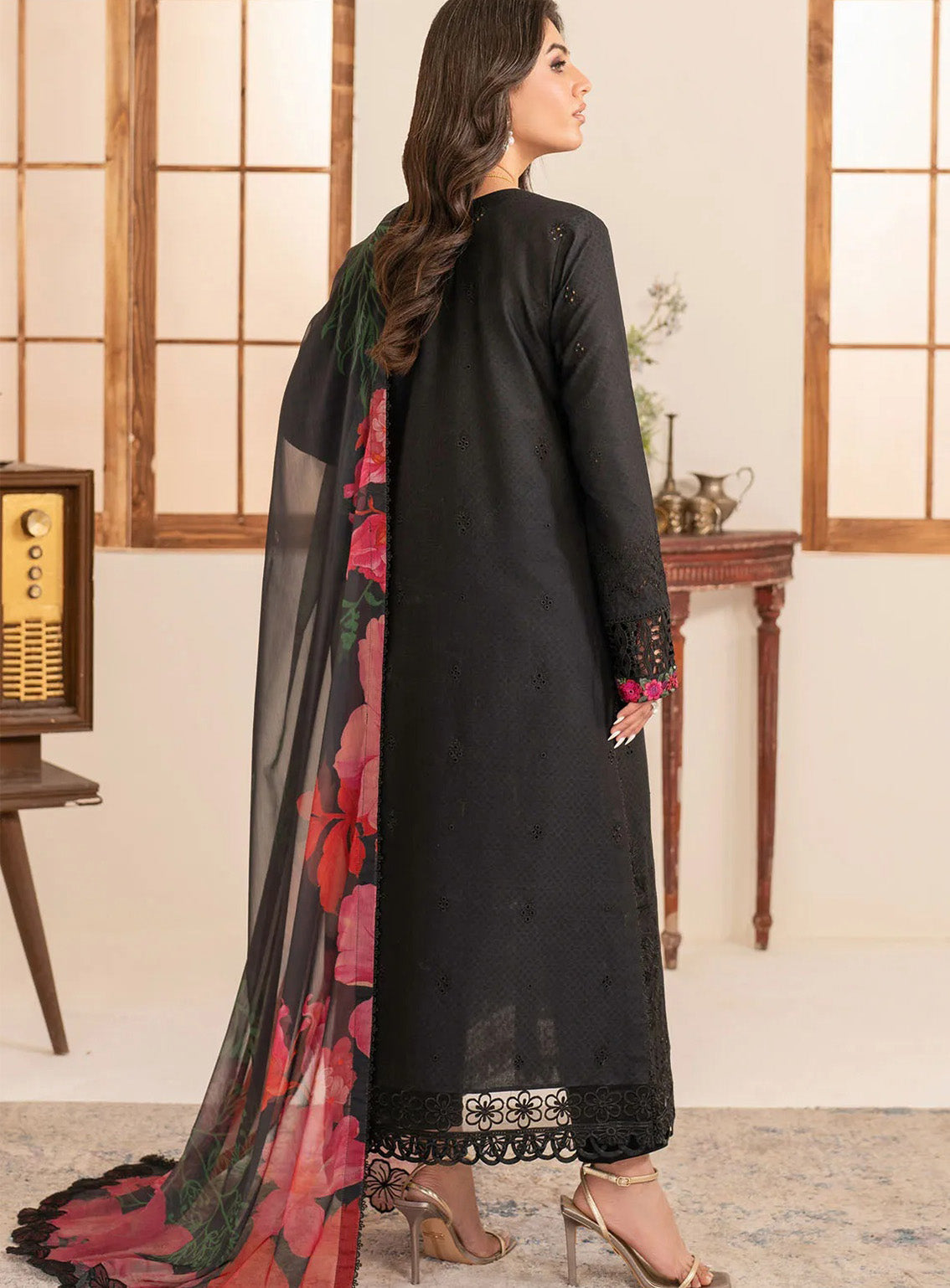 Lamhay By Zarif Embroidered Lawn 3 Piece Unstitched Suit ZF25LEL D-05 ZOYAH Lamhay By Zarif Embroidered Lawn 3 Piece Unstitched Suit ZF25LEL D-05 ZOYAH