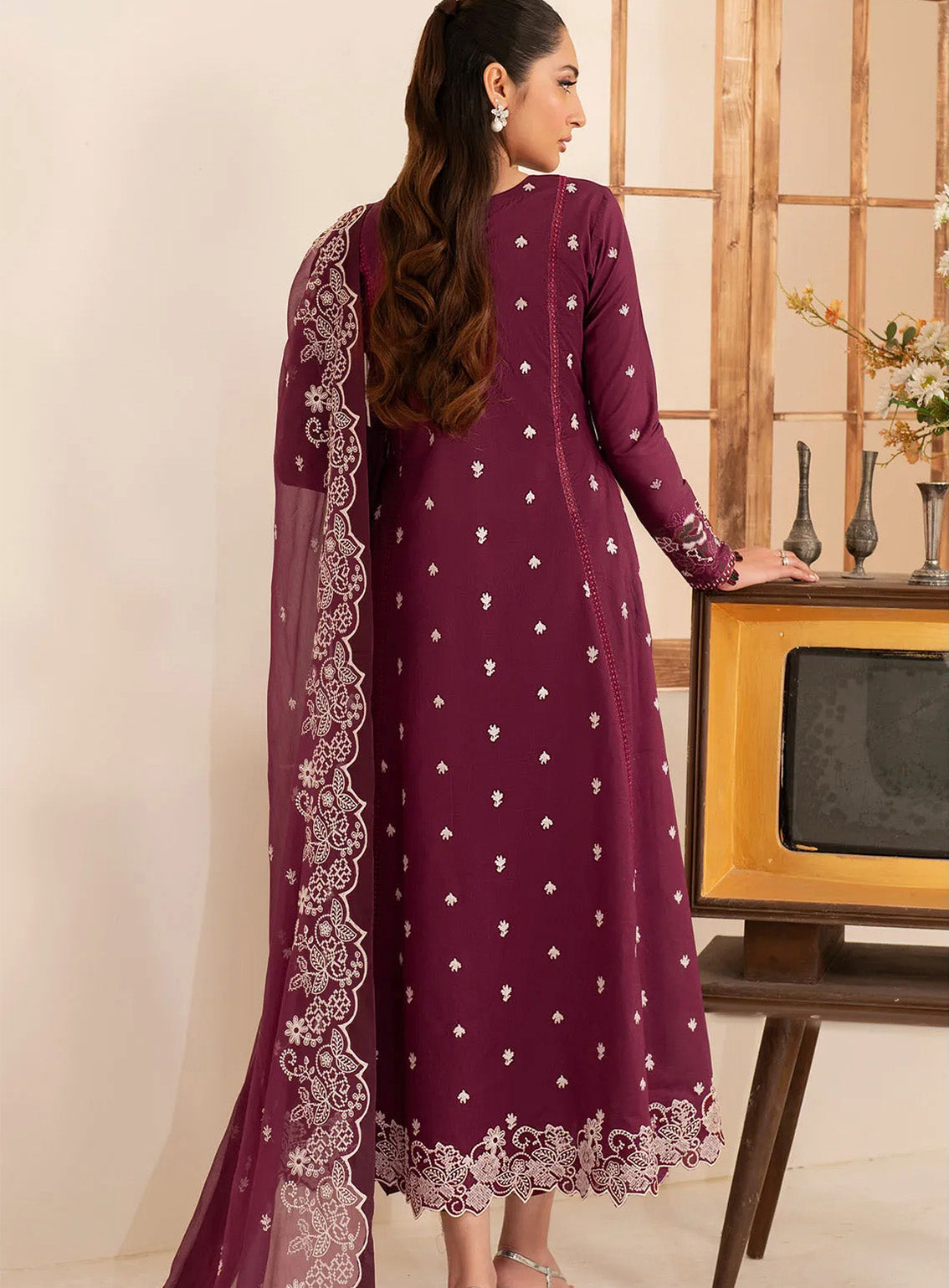 Lamhay By Zarif Embroidered Lawn 3 Piece Unstitched Suit ZF25LEL D-08 TEHMEEN Lamhay By Zarif Embroidered Lawn 3 Piece Unstitched Suit ZF25LEL D-08 TEHMEEN