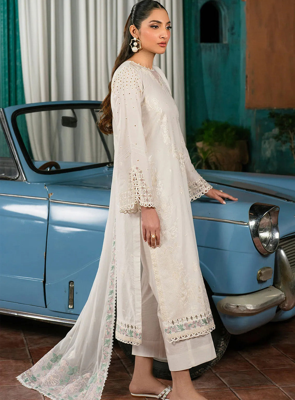 Lamhay By Zarif Embroidered Lawn 3 Piece Unstitched Suit ZF25LEL D-09 JANIRA Lamhay By Zarif Embroidered Lawn 3 Piece Unstitched Suit ZF25LEL D-09 JANIRA