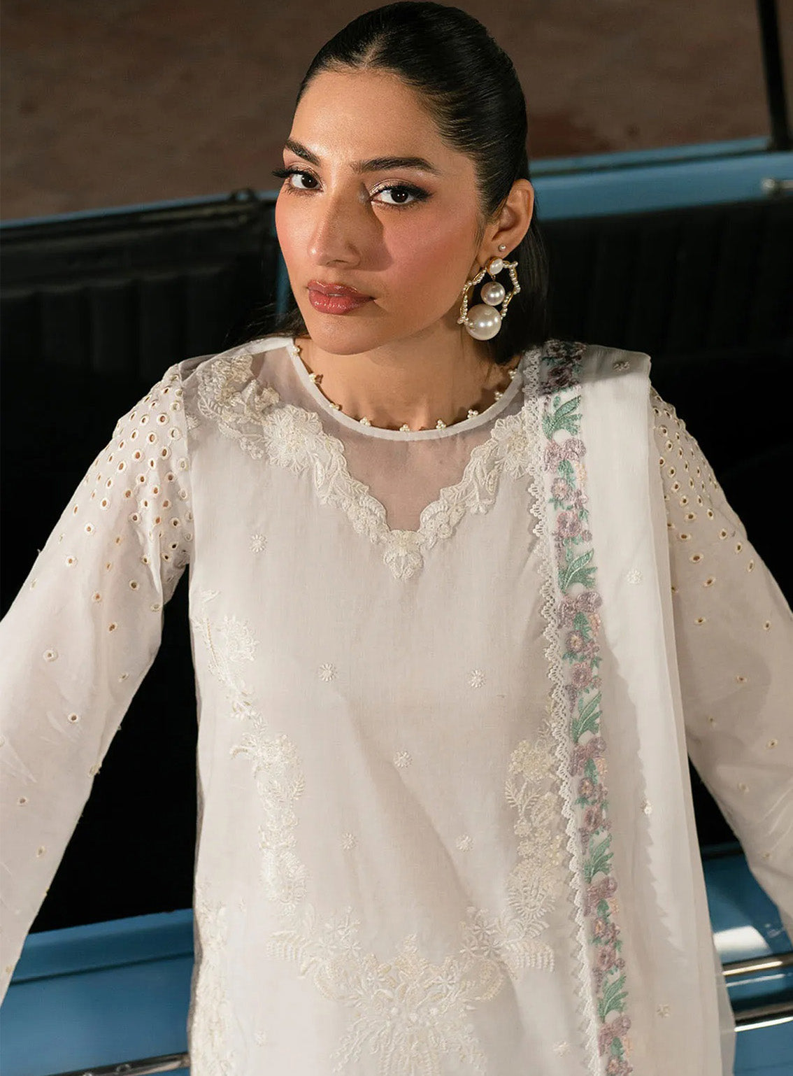 Lamhay By Zarif Embroidered Lawn 3 Piece Unstitched Suit ZF25LEL D-09 JANIRA Lamhay By Zarif Embroidered Lawn 3 Piece Unstitched Suit ZF25LEL D-09 JANIRA