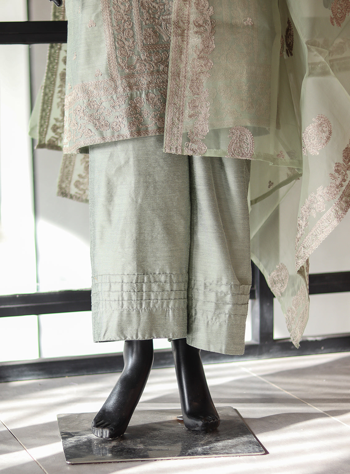 LSM Galleria Luxury Embroidered Cotton Net 3 Piece Stitched Suit - LSM24G LG-SK-0154 LSM Galleria Luxury Embroidered Cotton Net 3 Piece Stitched Suit - LSM24G LG-SK-0154