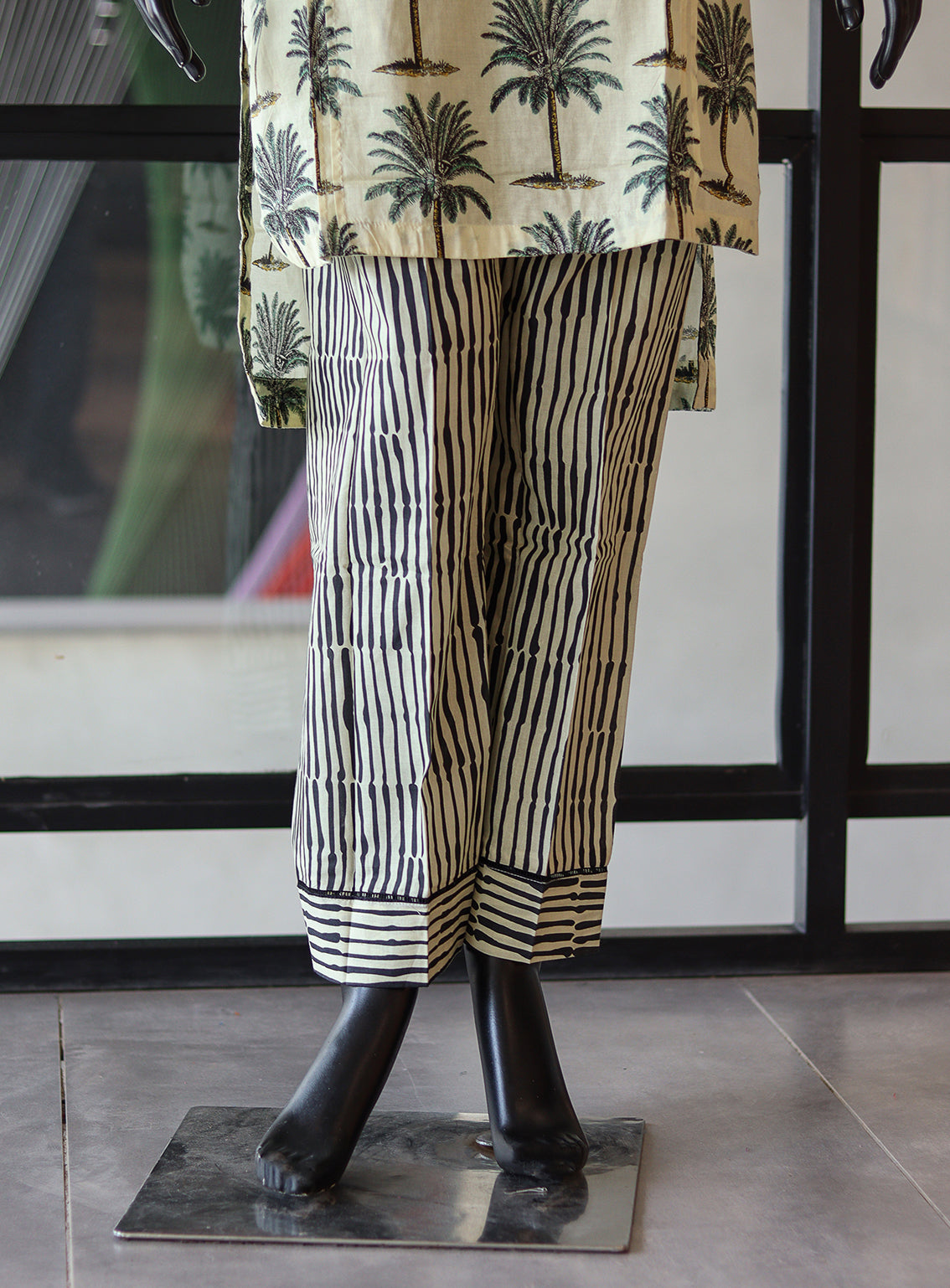 LSM Galleria Printed Lawn 2 Piece Stitched Suit - LSM24G LG-AM-0095 LSM Galleria Printed Lawn 2 Piece Stitched Suit - LSM24G LG-AM-0095