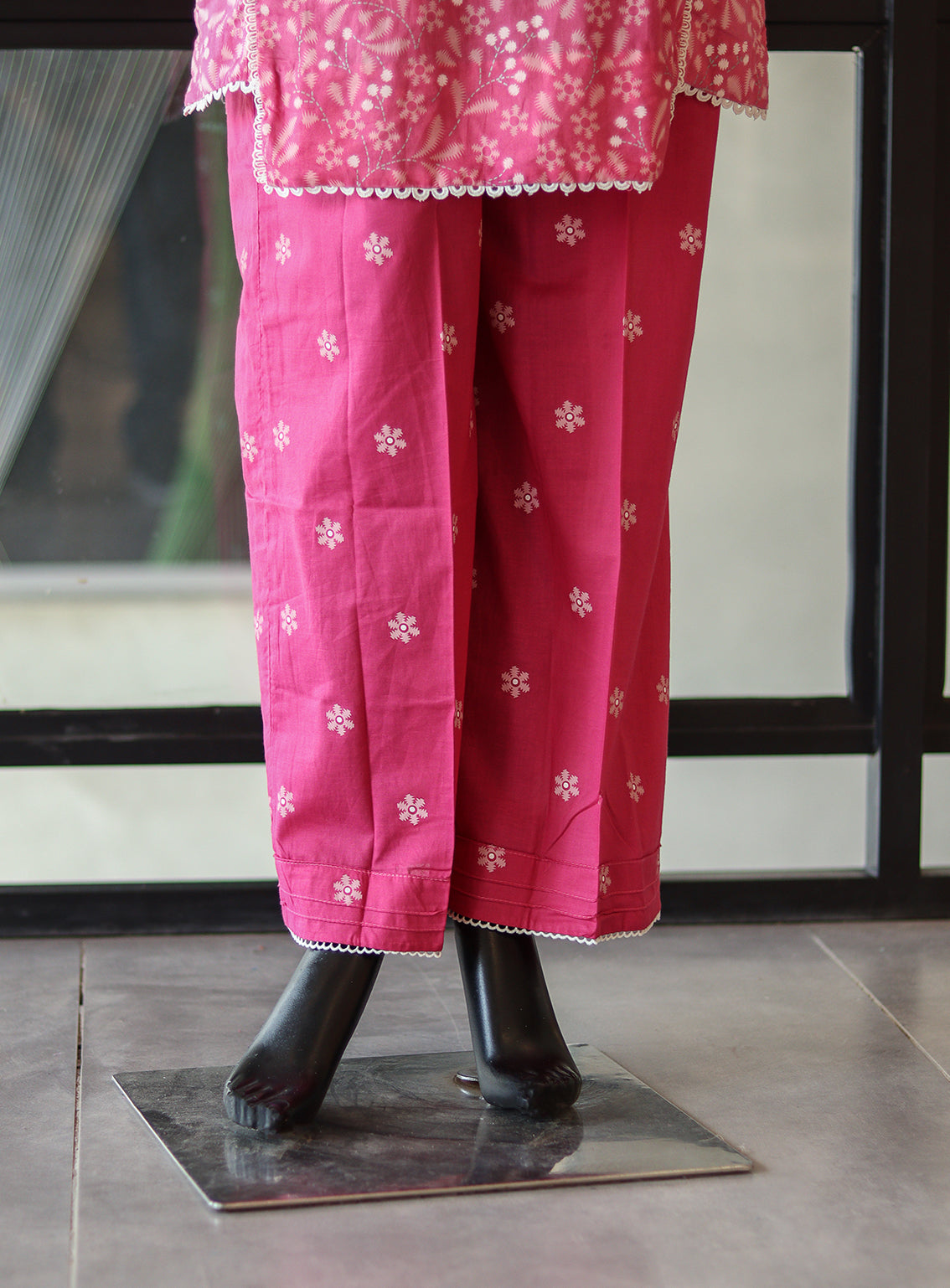 LSM Galleria Printed Lawn 2 Piece Stitched Suit - LSM24G LG-SR-0231 LSM Galleria Printed Lawn 2 Piece Stitched Suit - LSM24G LG-SR-0231