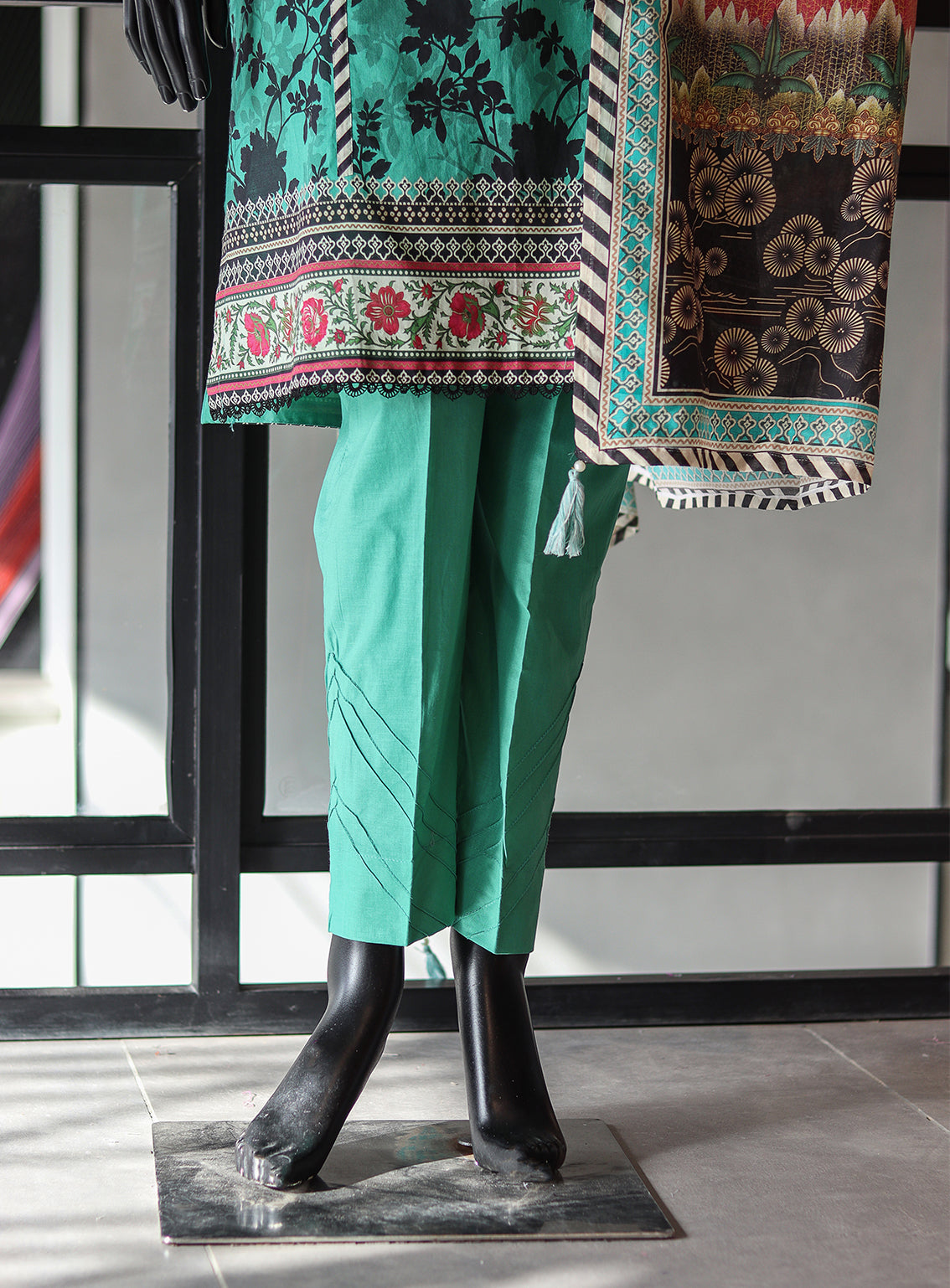 LSM Galleria Zari Printed Lawn 3 Piece Stitched Suit - LSM24G LSM-3542 LSM Galleria Zari Printed Lawn 3 Piece Stitched Suit - LSM24G LSM-3542