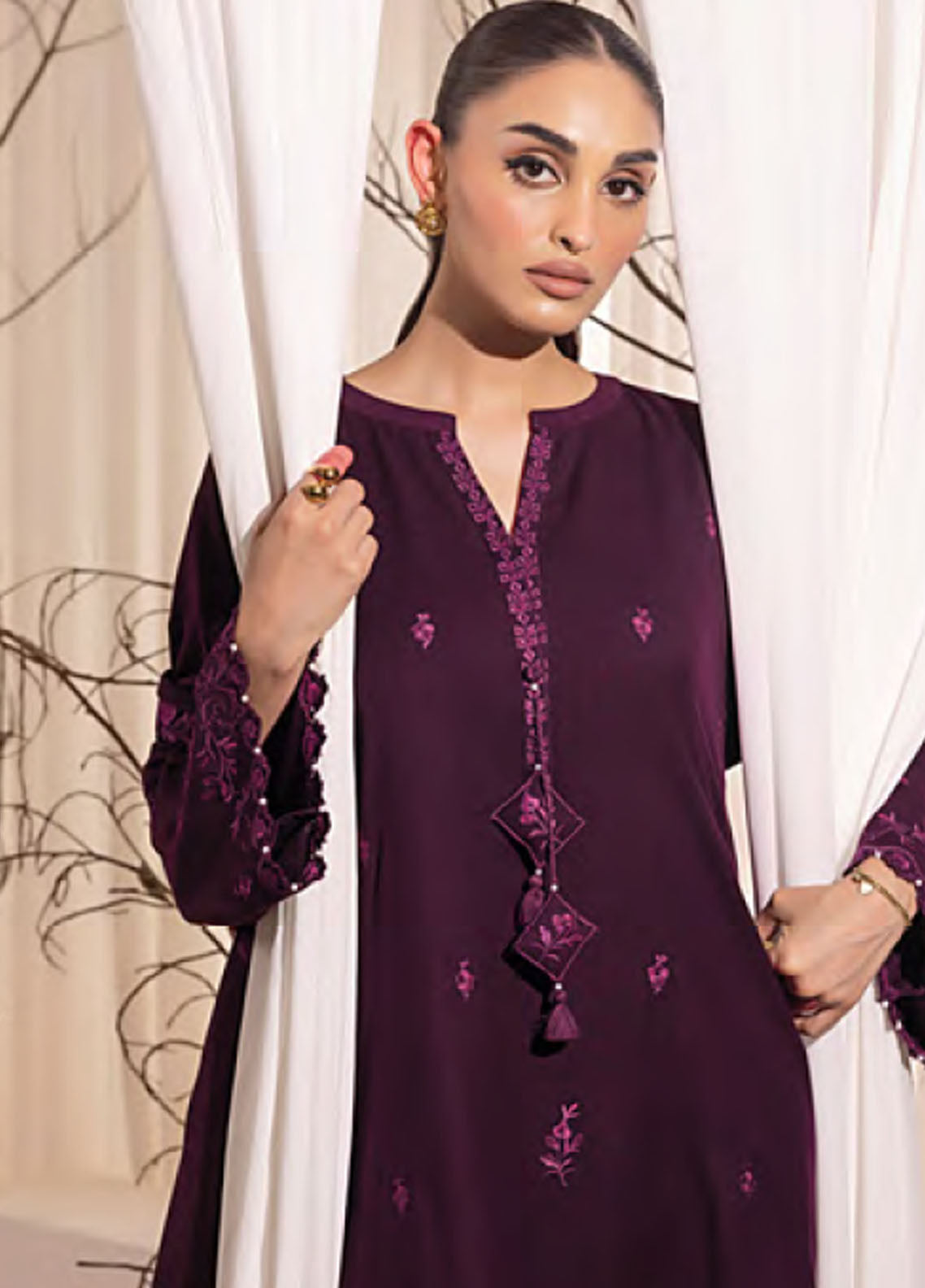 LSM Lakhany Embroidered Cashmi Wool 3 Piece Unstitched Suit LSM25WES D-LG-RL-0281 LSM Lakhany Embroidered Cashmi Wool 3 Piece Unstitched Suit LSM25WES D-LG-RL-0281