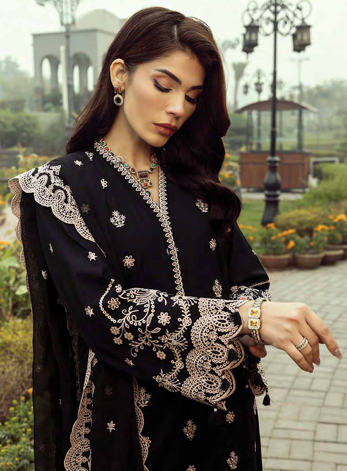 LSM Lakhany Embroidered Lawn 3 Piece Unstitched Suit LSM25EE LG-IZ-0305 LSM Lakhany Embroidered Lawn 3 Piece Unstitched Suit LSM25EE LG-IZ-0305