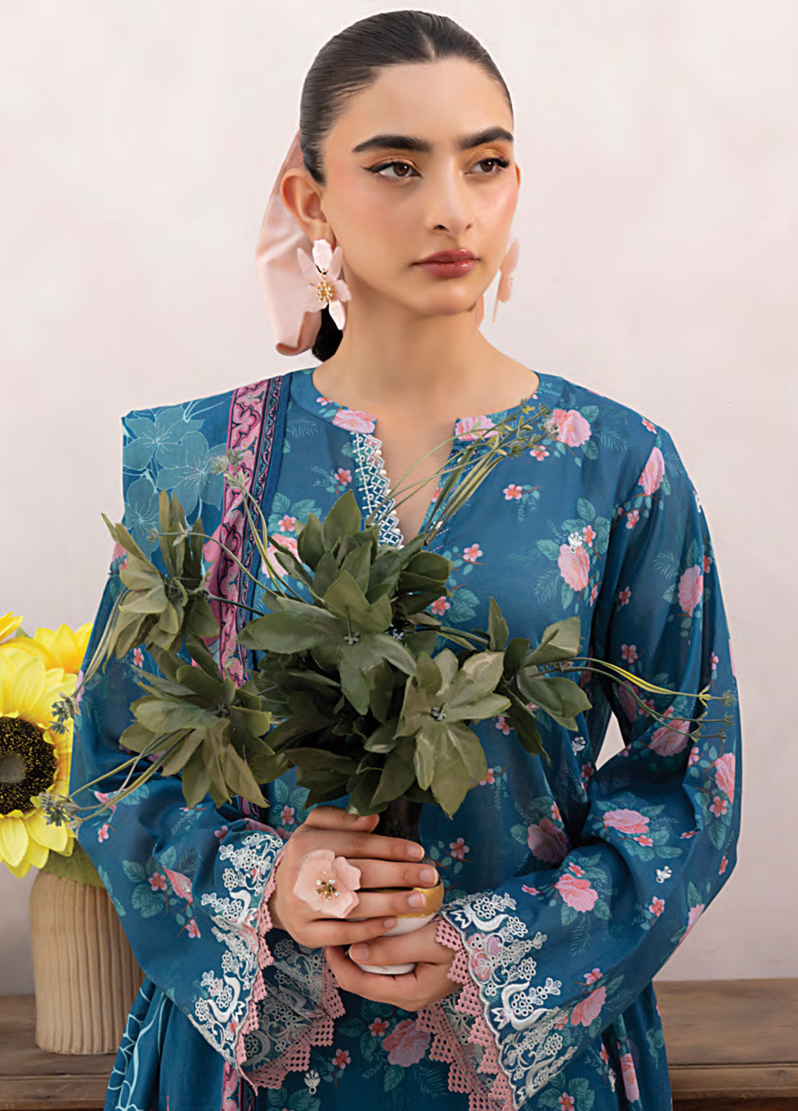 LSM Lakhany Embroidered Lawn 3 Piece Unstitched Suit LSM25ES LG-AR-0160 LSM Lakhany Embroidered Lawn 3 Piece Unstitched Suit LSM25ES LG-AR-0160