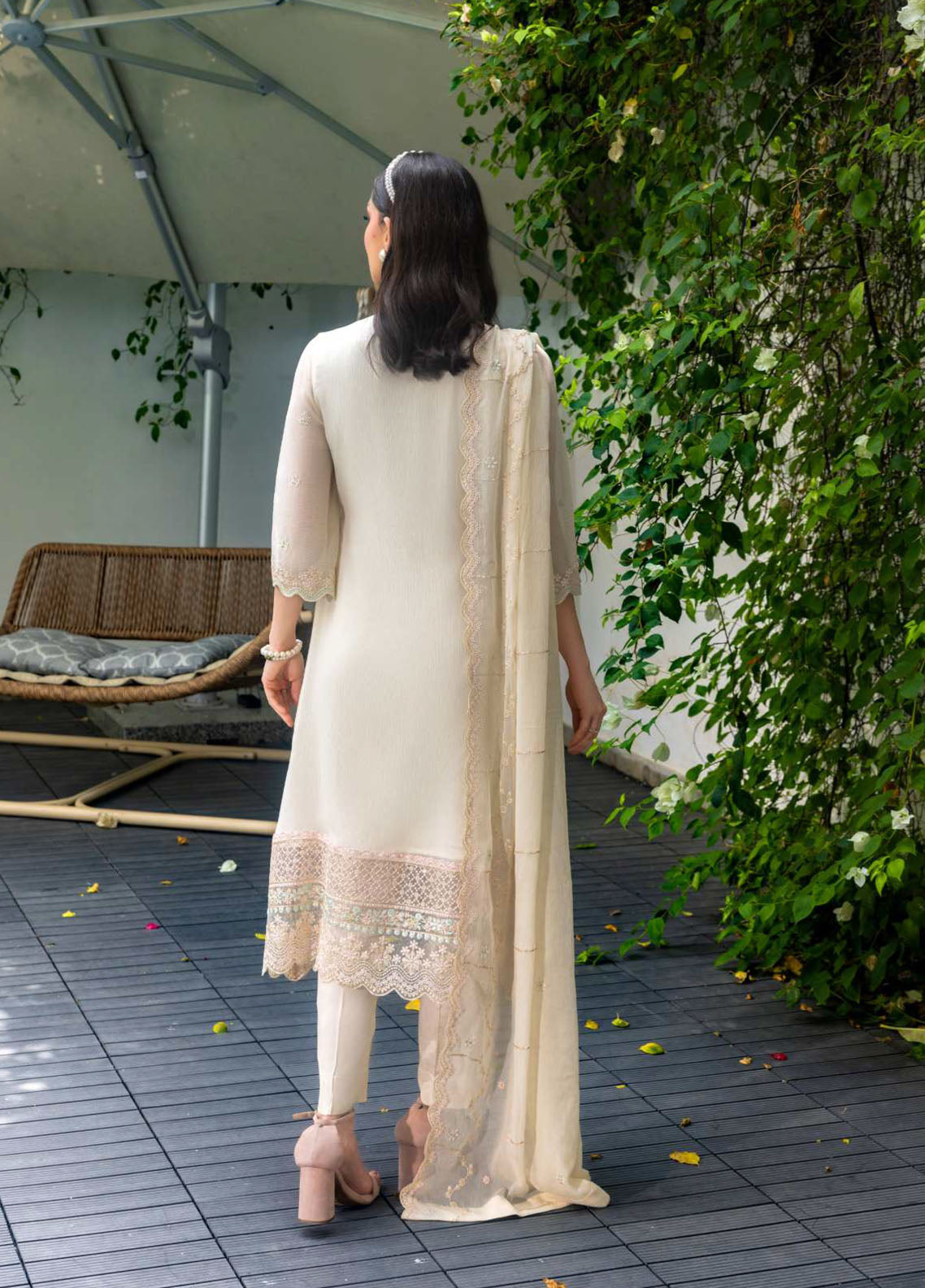 Luminara By Manahil Lakhani Embroidered Chiffon 3 Piece Unstitched Suit ML25L D-CE-07 IVORY Luminara By Manahil Lakhani Embroidered Chiffon 3 Piece Unstitched Suit ML25L D-CE-07 IVORY