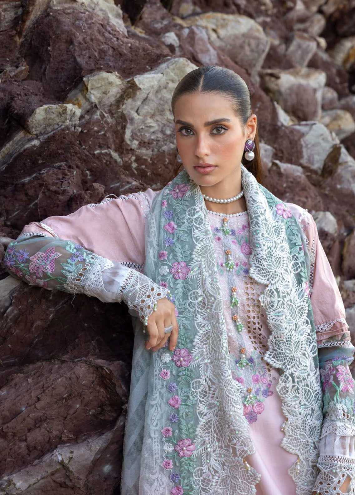 Mahiymaan By Alzohaib Luxury Embroidered Lawn 3 Piece Unstitched Suit AZ26MLL D-04 Mahiymaan By Alzohaib Luxury Embroidered Lawn 3 Piece Unstitched Suit AZ26MLL D-04