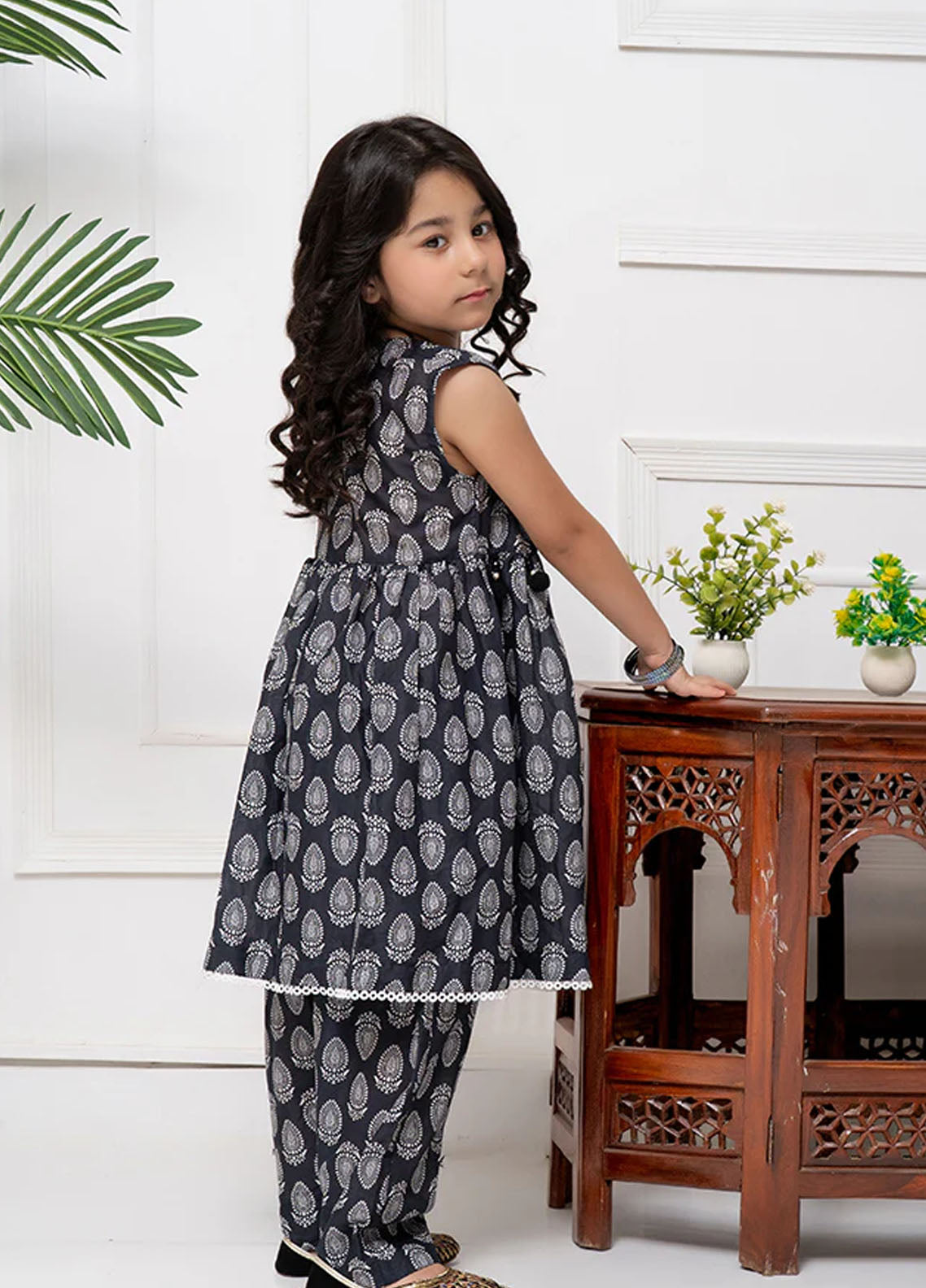 Mahroo Digital Printed Lawn 2 Piece Stitched Suit MMCS25K&G D-K-DP-023 Mahroo Digital Printed Lawn 2 Piece Stitched Suit MMCS25K&G D-K-DP-023