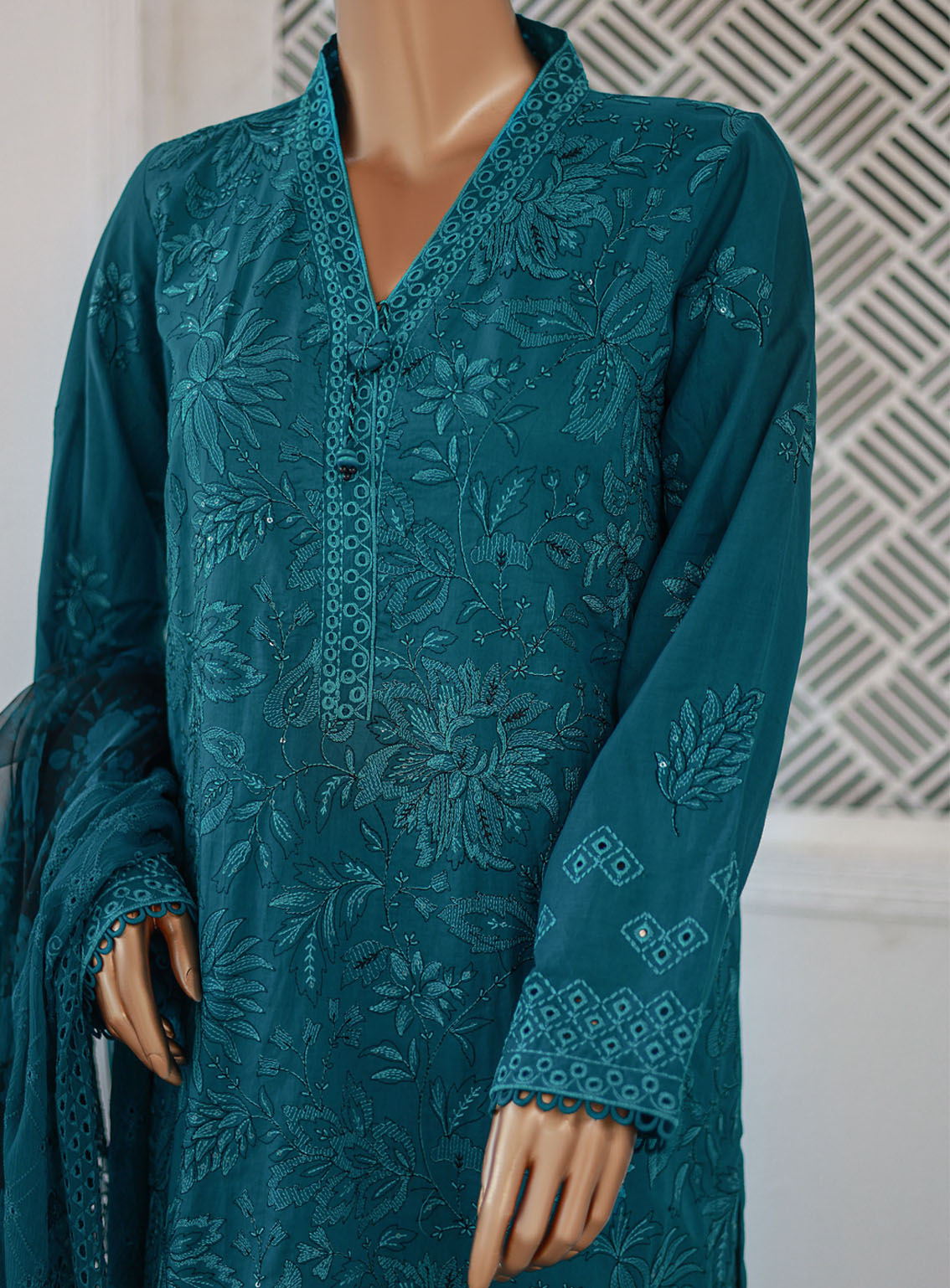 Majestic By HZ Luxury Embroidered Lawn 3 Piece Unstitched Suit HZ24M MEC-10 Majestic By HZ Luxury Embroidered Lawn 3 Piece Unstitched Suit HZ24M MEC-10