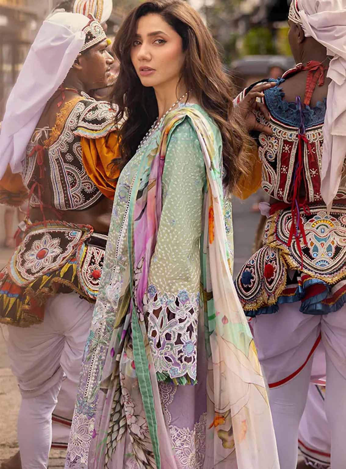 Manaram By Mushq Embroidered Lawn 3 Piece Unstitched Suit MQ25ML D-213 GLITTERING GRACE Manaram By Mushq Embroidered Lawn 3 Piece Unstitched Suit MQ25ML D-213 GLITTERING GRACE