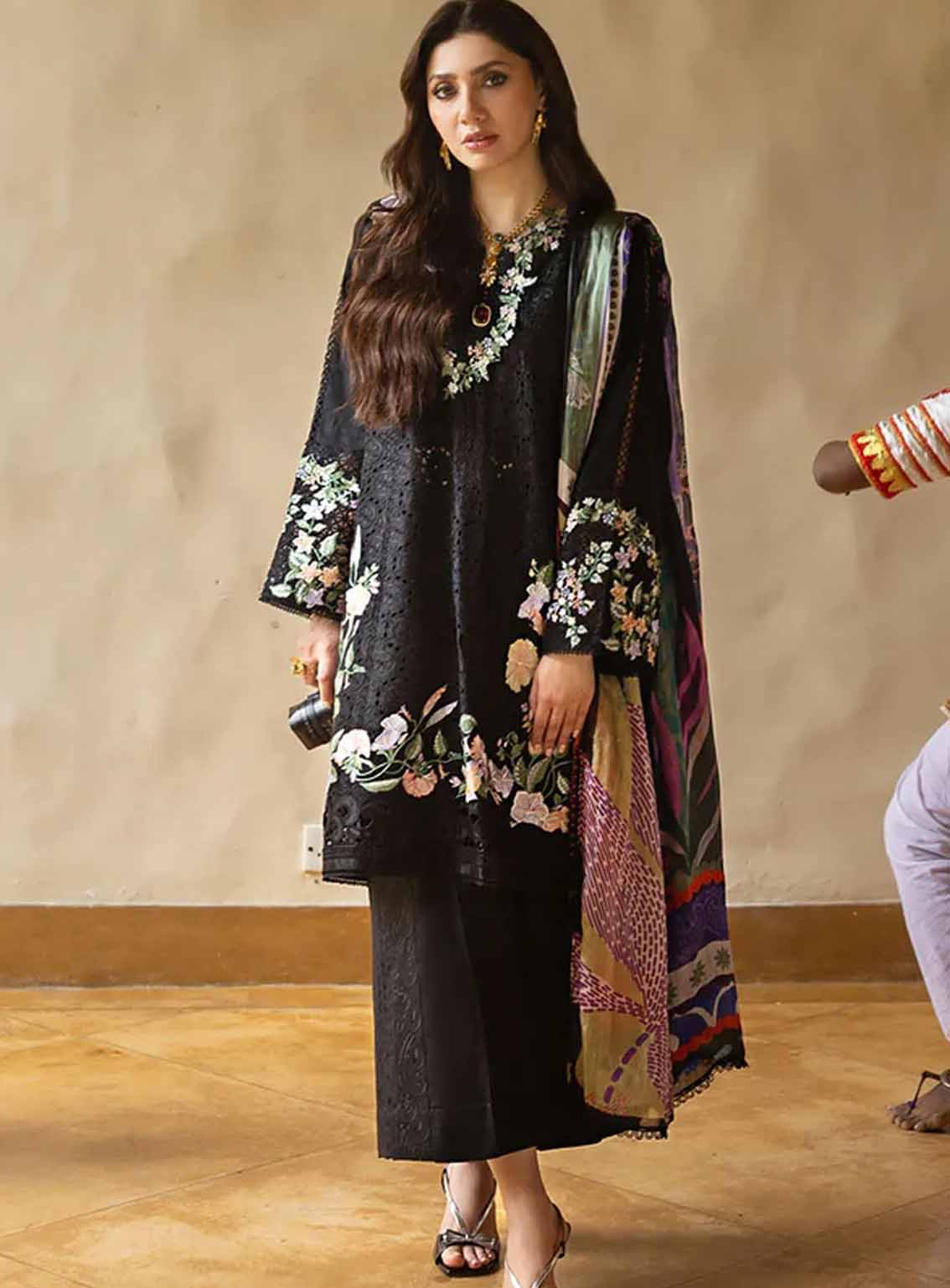 Manaram By Mushq Embroidered Lawn 3 Piece Unstitched Suit MQ25ML D-216 DAZZLING GLIMMER Manaram By Mushq Embroidered Lawn 3 Piece Unstitched Suit MQ25ML D-216 DAZZLING GLIMMER