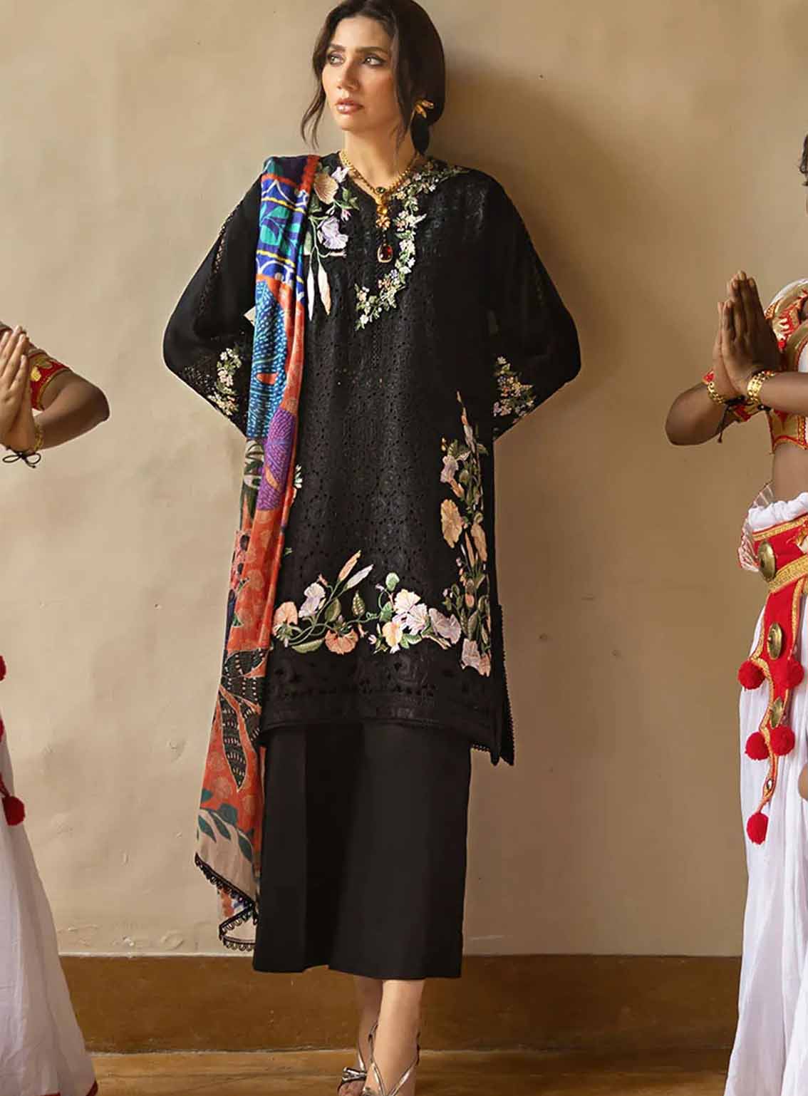 Manaram By Mushq Embroidered Lawn 3 Piece Unstitched Suit MQ25ML D-216 DAZZLING GLIMMER Manaram By Mushq Embroidered Lawn 3 Piece Unstitched Suit MQ25ML D-216 DAZZLING GLIMMER