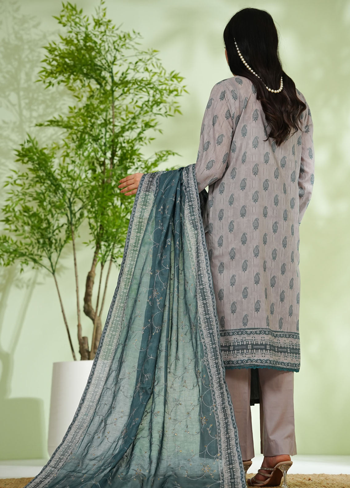 Mariyah By VS Textile Chikankari Embroidered Khaddar 3 Piece Unstitched Suit VS25MCED D-042 Mariyah By VS Textile Chikankari Embroidered Khaddar 3 Piece Unstitched Suit VS25MCED D-042