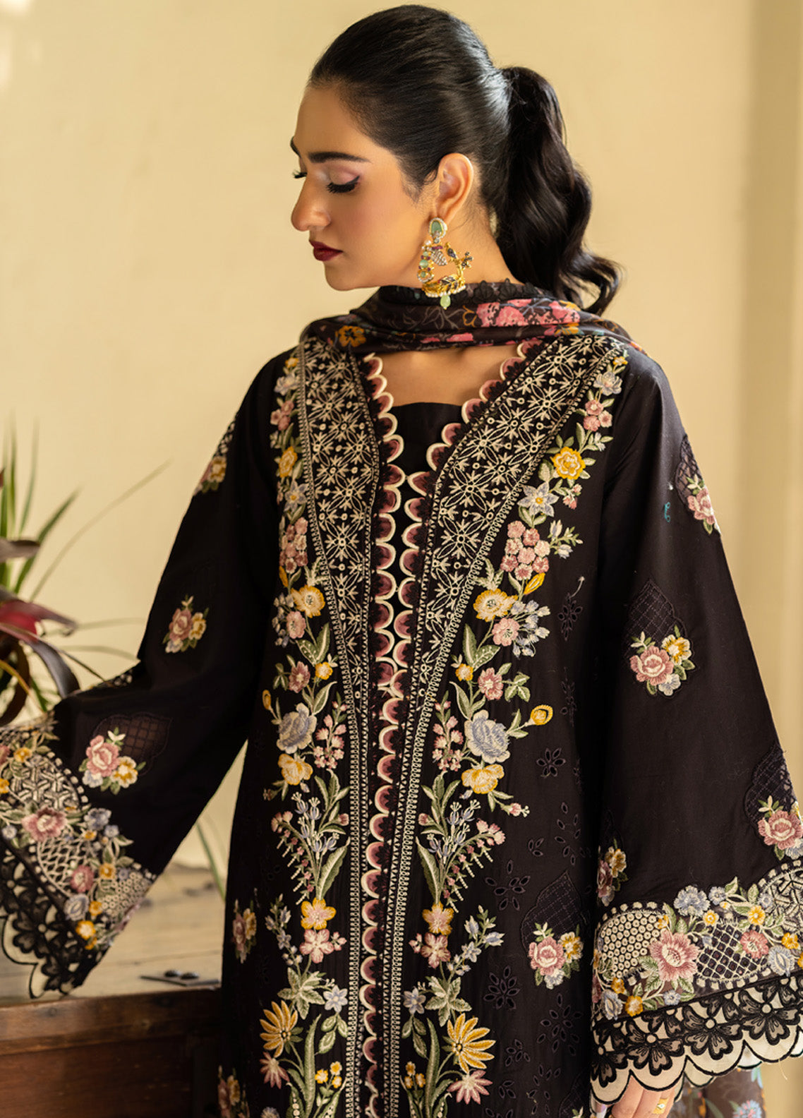 Maryam Hussain Embroidered Lawn 3 Piece Unstitched Suit MH25LLV2 D-KOYAL Maryam Hussain Embroidered Lawn 3 Piece Unstitched Suit MH25LLV2 D-KOYAL
