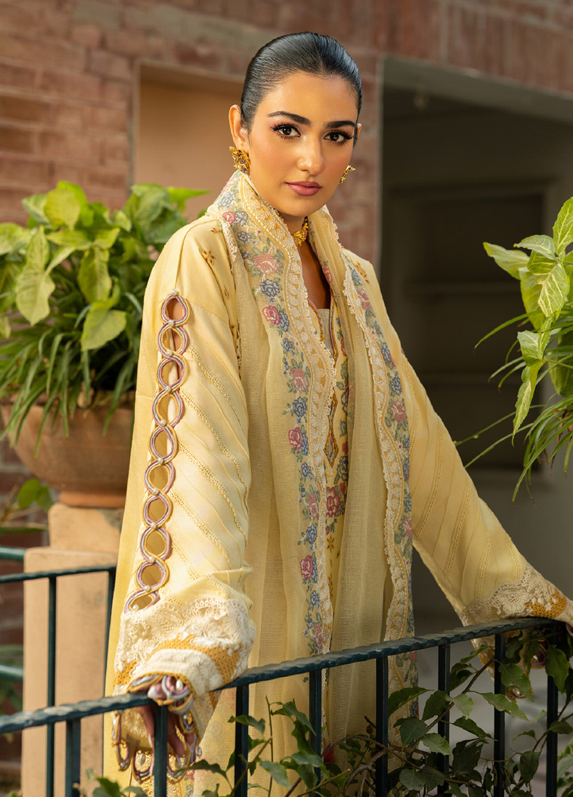 Maryam Hussain Embroidered Lawn 3 Piece Unstitched Suit MH25LLV2 D-MARJAAN Maryam Hussain Embroidered Lawn 3 Piece Unstitched Suit MH25LLV2 D-MARJAAN