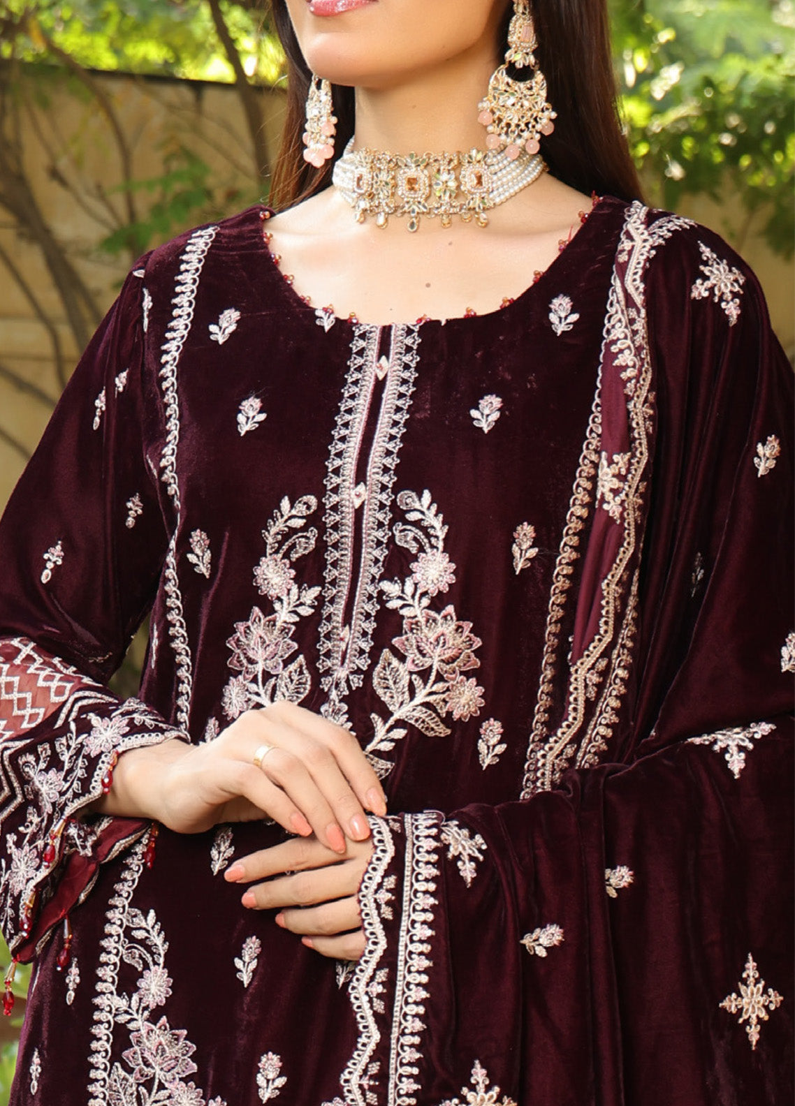 Maya Noor By Schick Embroidered Velvet 3 Piece Unstitched Suit SDH24MN D-01 Maya Noor By Schick Embroidered Velvet 3 Piece Unstitched Suit SDH24MN D-01