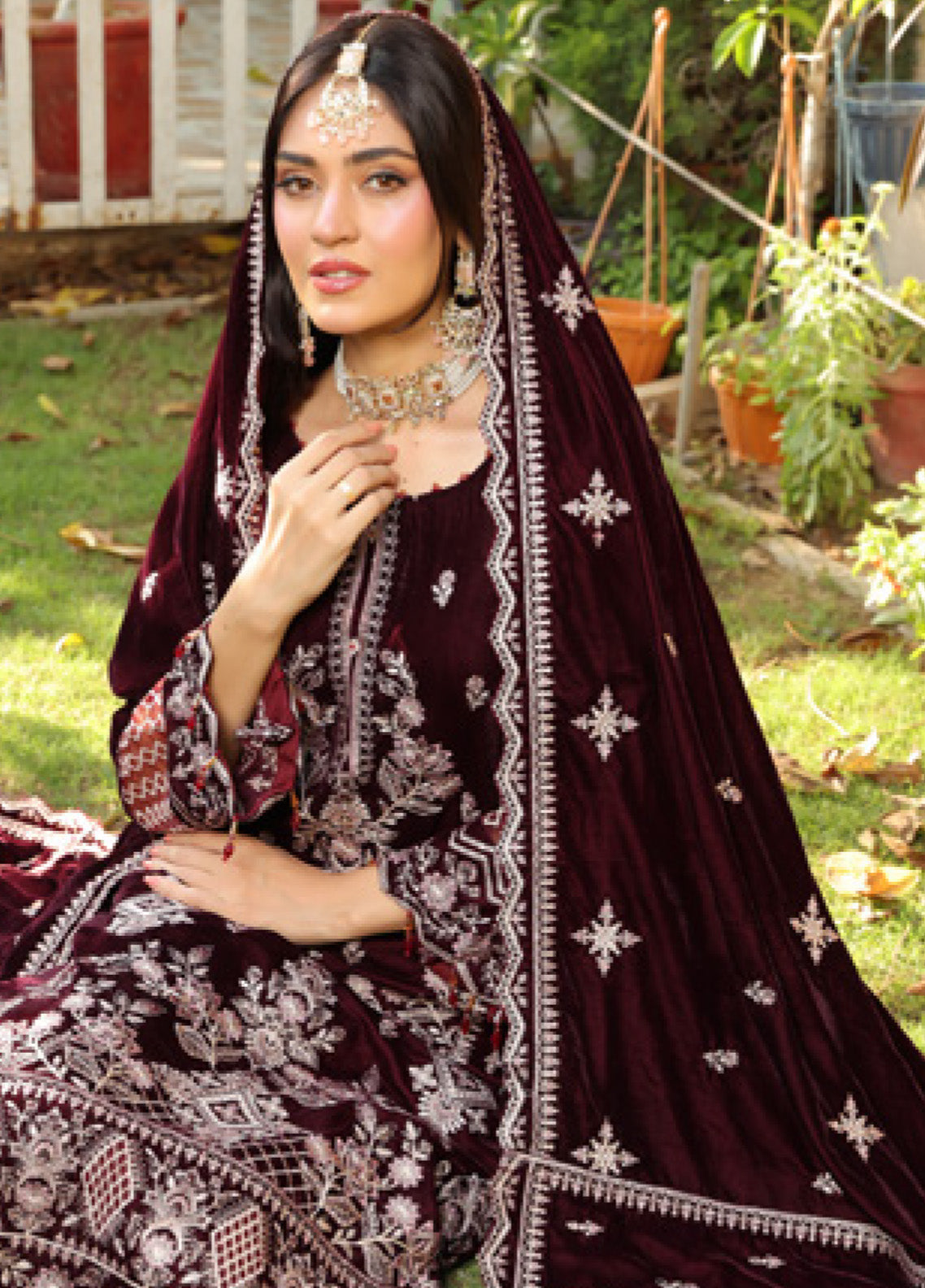 Maya Noor By Schick Embroidered Velvet 3 Piece Unstitched Suit SDH24MN D-01 Maya Noor By Schick Embroidered Velvet 3 Piece Unstitched Suit SDH24MN D-01