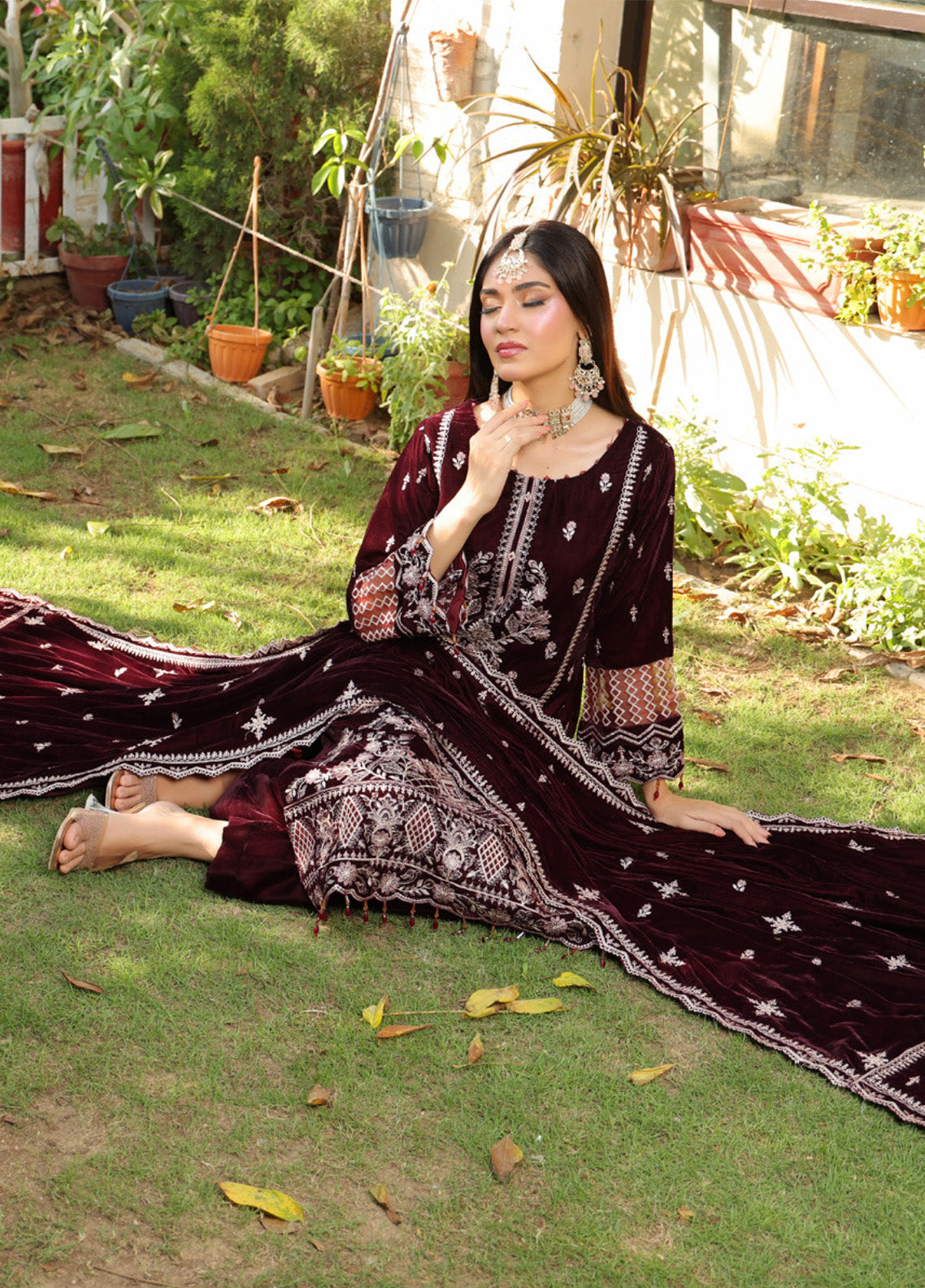 Maya Noor By Schick Embroidered Velvet 3 Piece Unstitched Suit SDH24MN D-01 Maya Noor By Schick Embroidered Velvet 3 Piece Unstitched Suit SDH24MN D-01