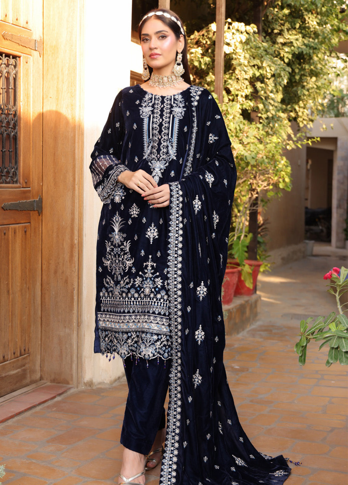Maya Noor By Schick Embroidered Velvet 3 Piece Unstitched Suit SDH24MN D-02 Maya Noor By Schick Embroidered Velvet 3 Piece Unstitched Suit SDH24MN D-02