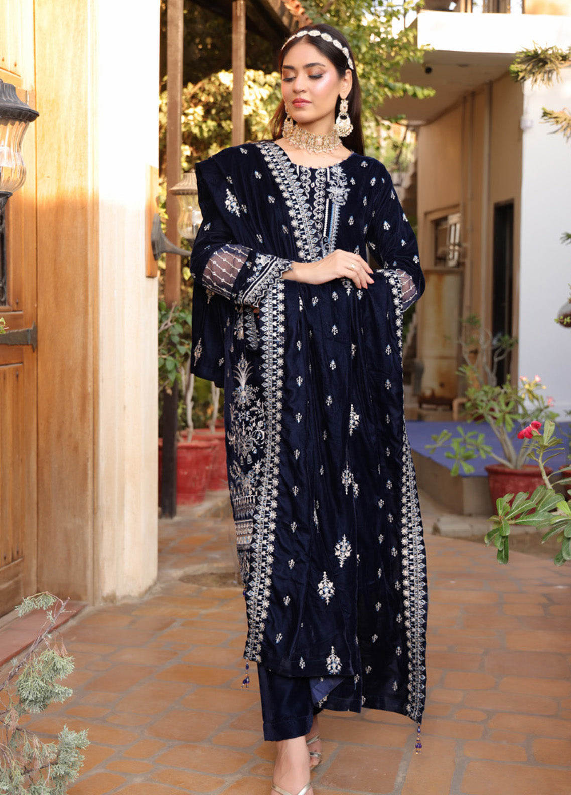 Maya Noor By Schick Embroidered Velvet 3 Piece Unstitched Suit SDH24MN D-02 Maya Noor By Schick Embroidered Velvet 3 Piece Unstitched Suit SDH24MN D-02