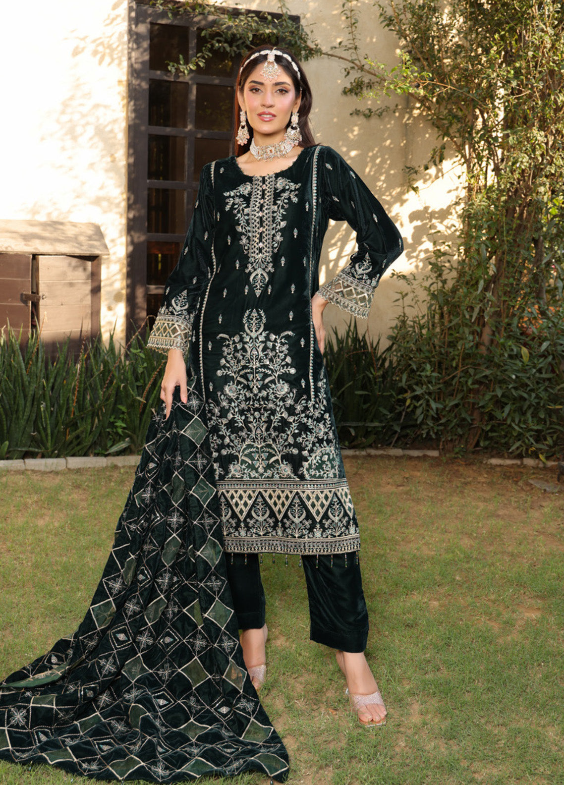 Maya Noor By Schick Embroidered Velvet 3 Piece Unstitched Suit SDH24MN D-03 Maya Noor By Schick Embroidered Velvet 3 Piece Unstitched Suit SDH24MN D-03