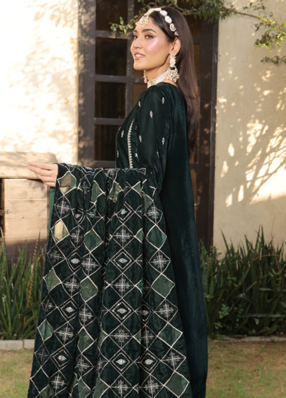 Maya Noor By Schick Embroidered Velvet 3 Piece Unstitched Suit SDH24MN D-03 Maya Noor By Schick Embroidered Velvet 3 Piece Unstitched Suit SDH24MN D-03