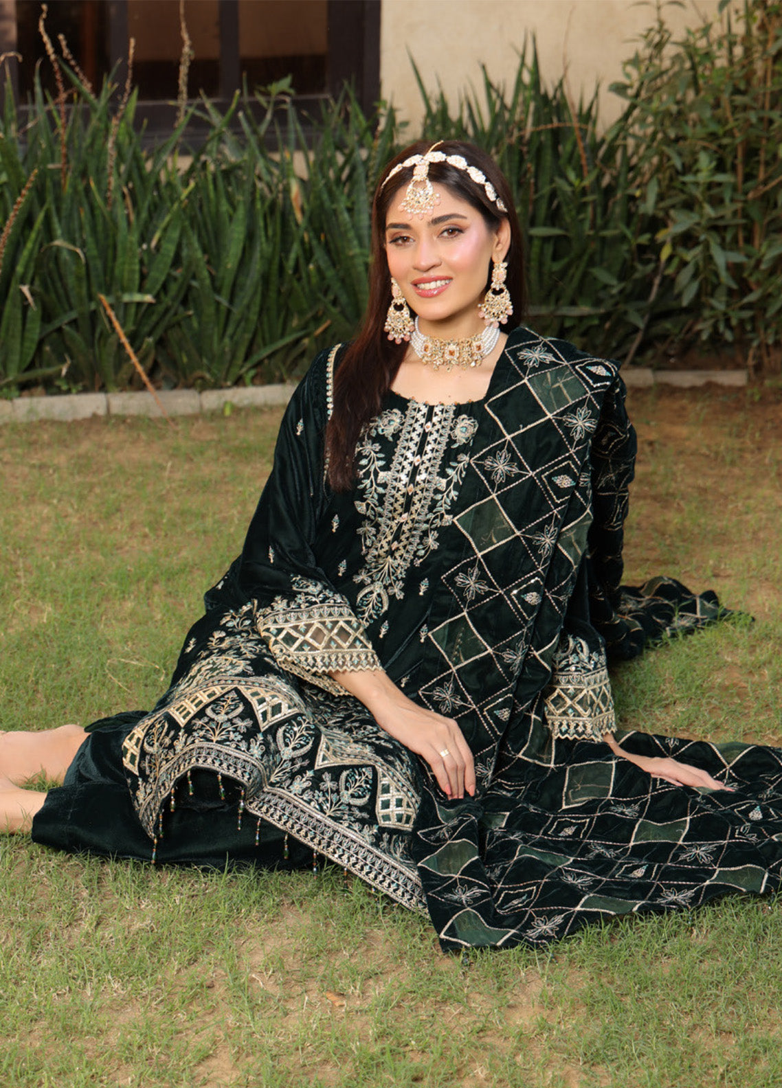 Maya Noor By Schick Embroidered Velvet 3 Piece Unstitched Suit SDH24MN D-03 Maya Noor By Schick Embroidered Velvet 3 Piece Unstitched Suit SDH24MN D-03